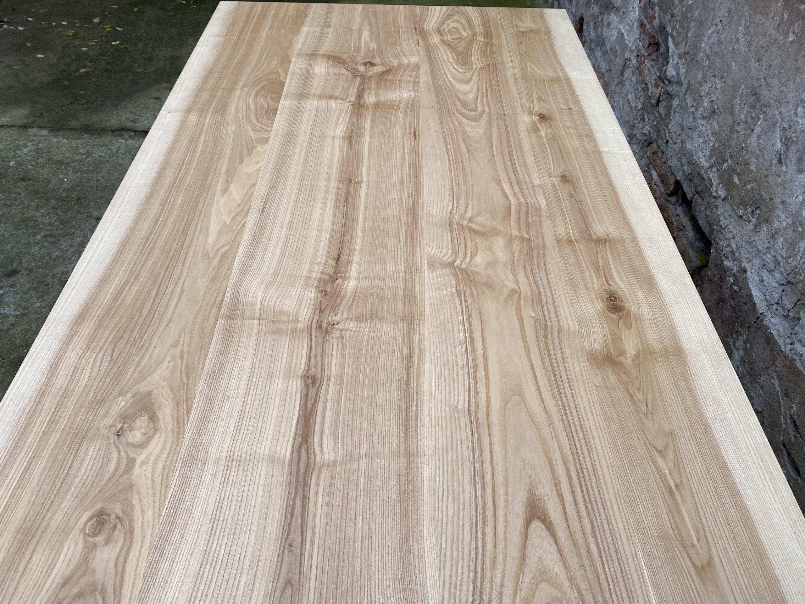 Blat dębowy naturalny – klasyczne drewno