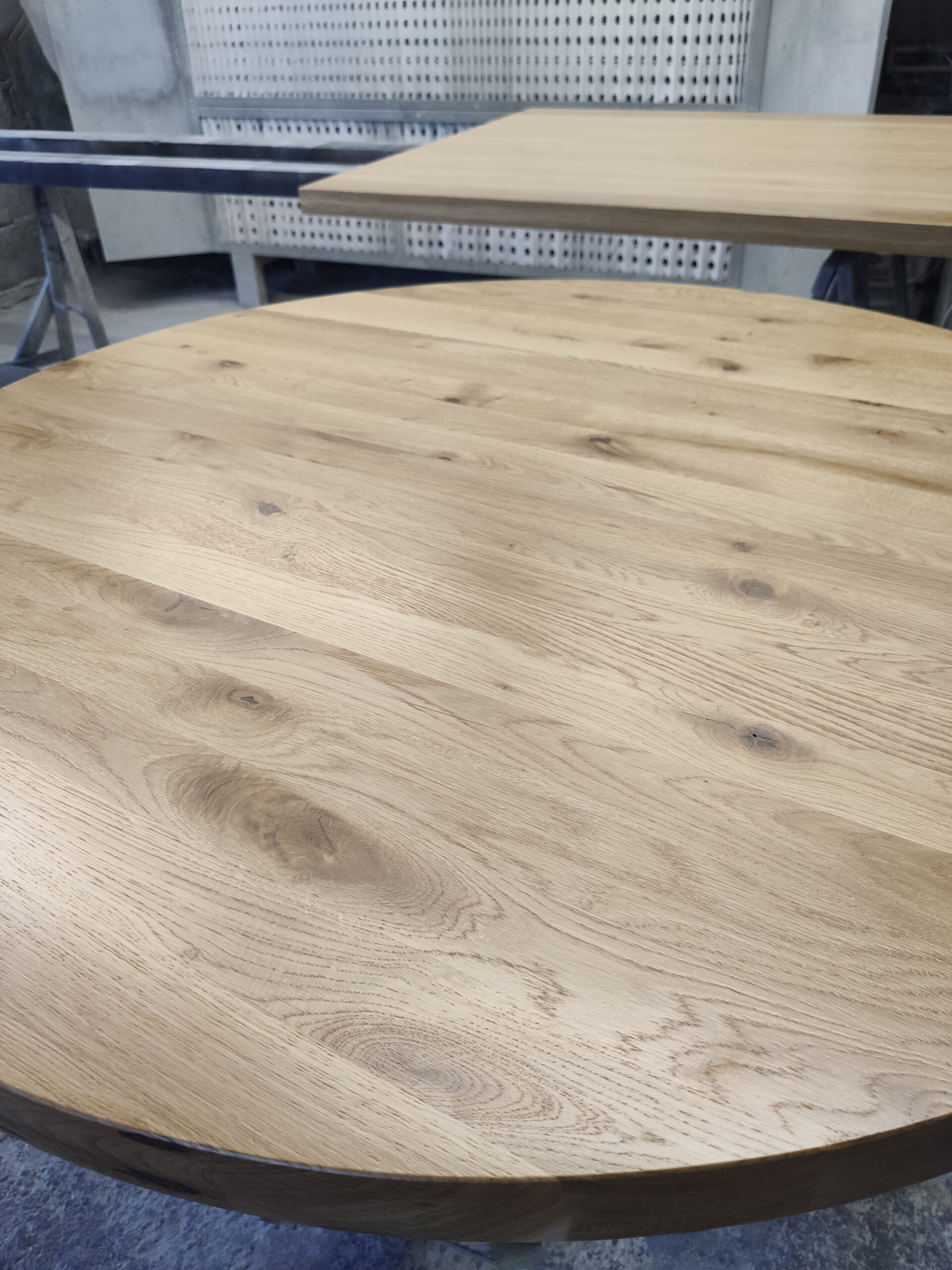 Blat dębowy okrągły – trwałe drewno do gastronomii.