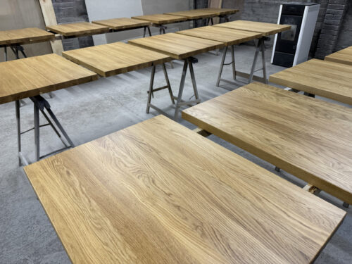 Blat dębowy do restauracji – naturalny i solidny.