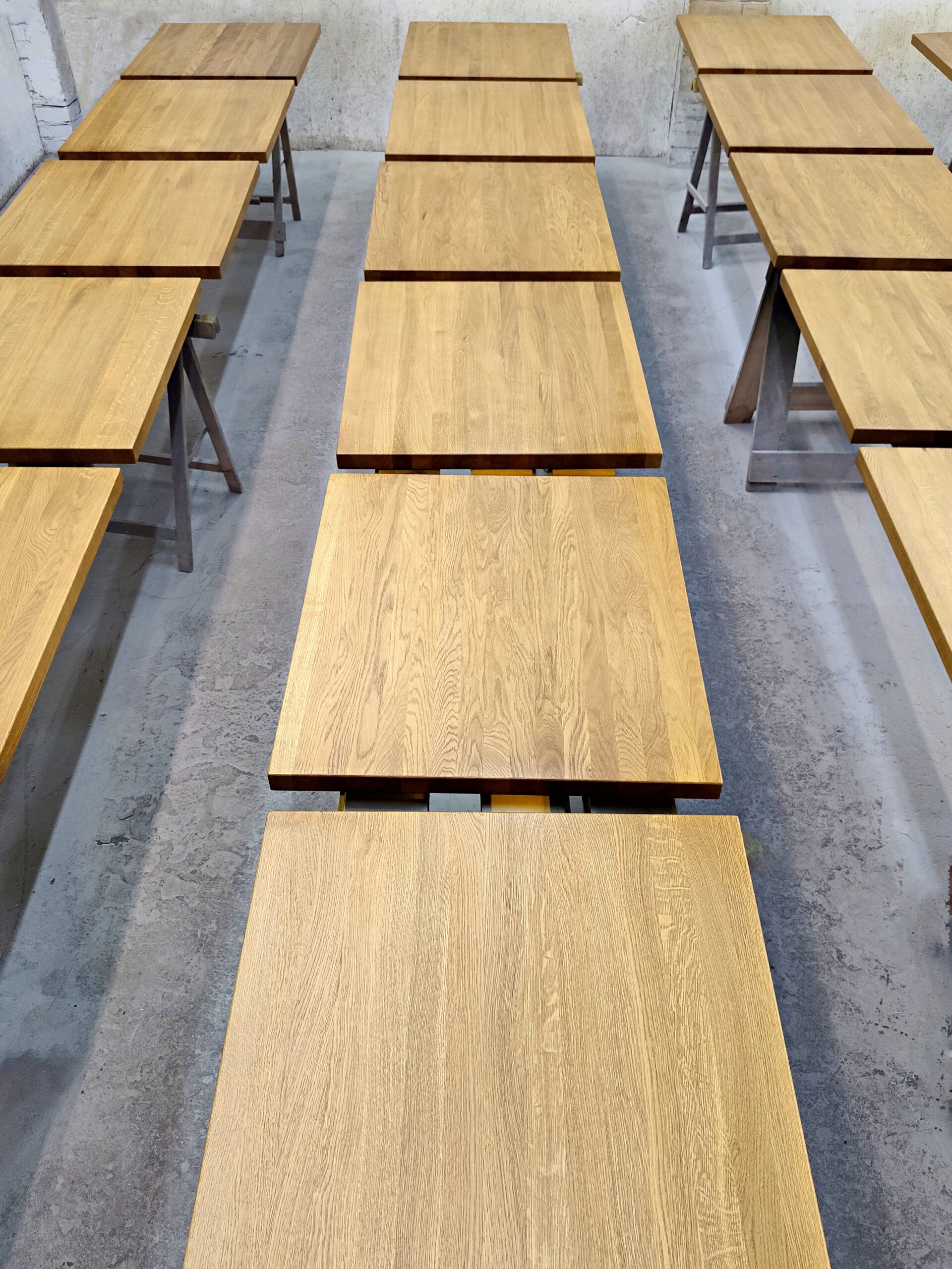 Kwadratowy blat do kawiarni – stylowy i praktyczny.