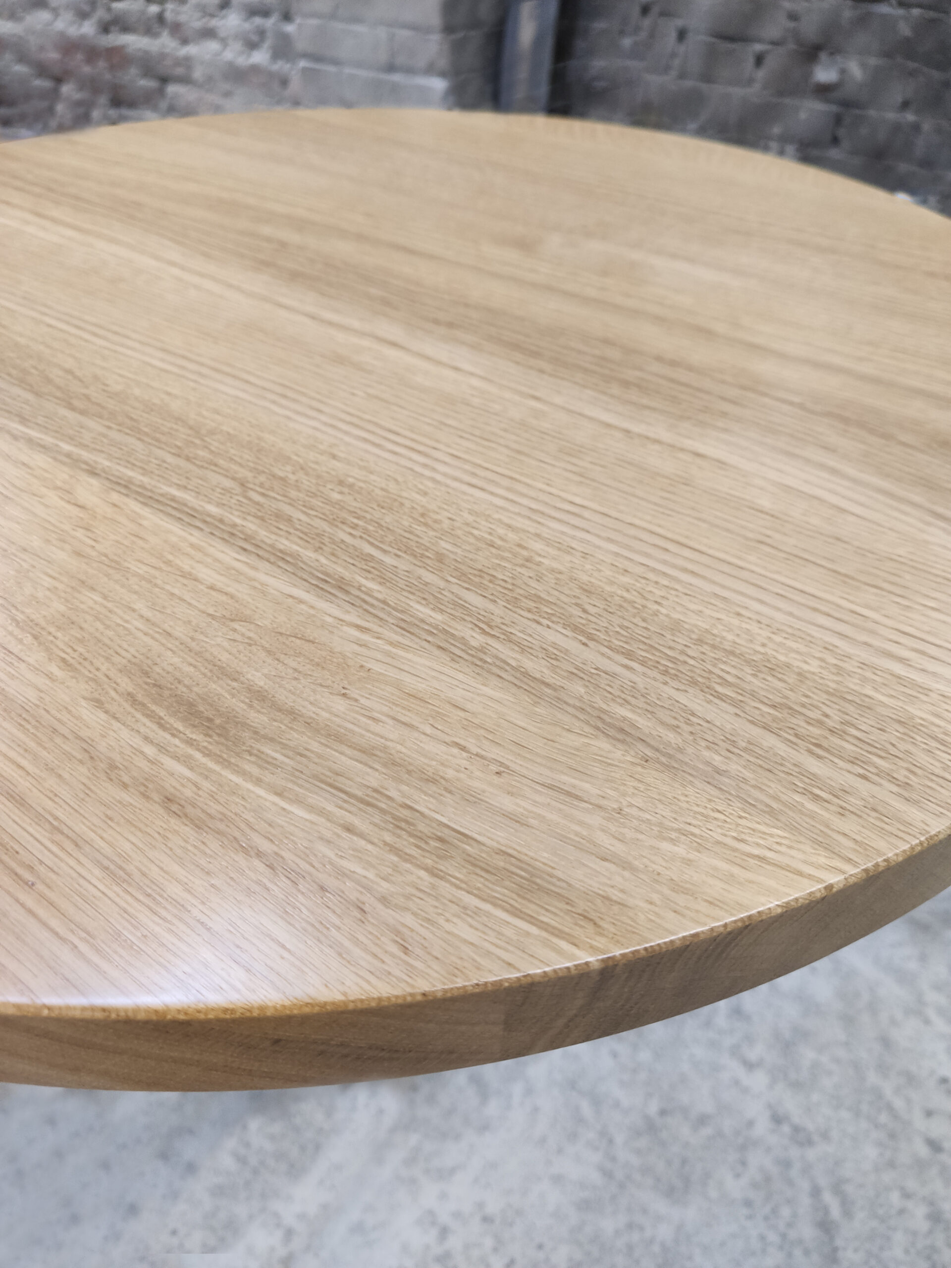 Okrągły blat do kawiarni – stylowy i kompaktowy.