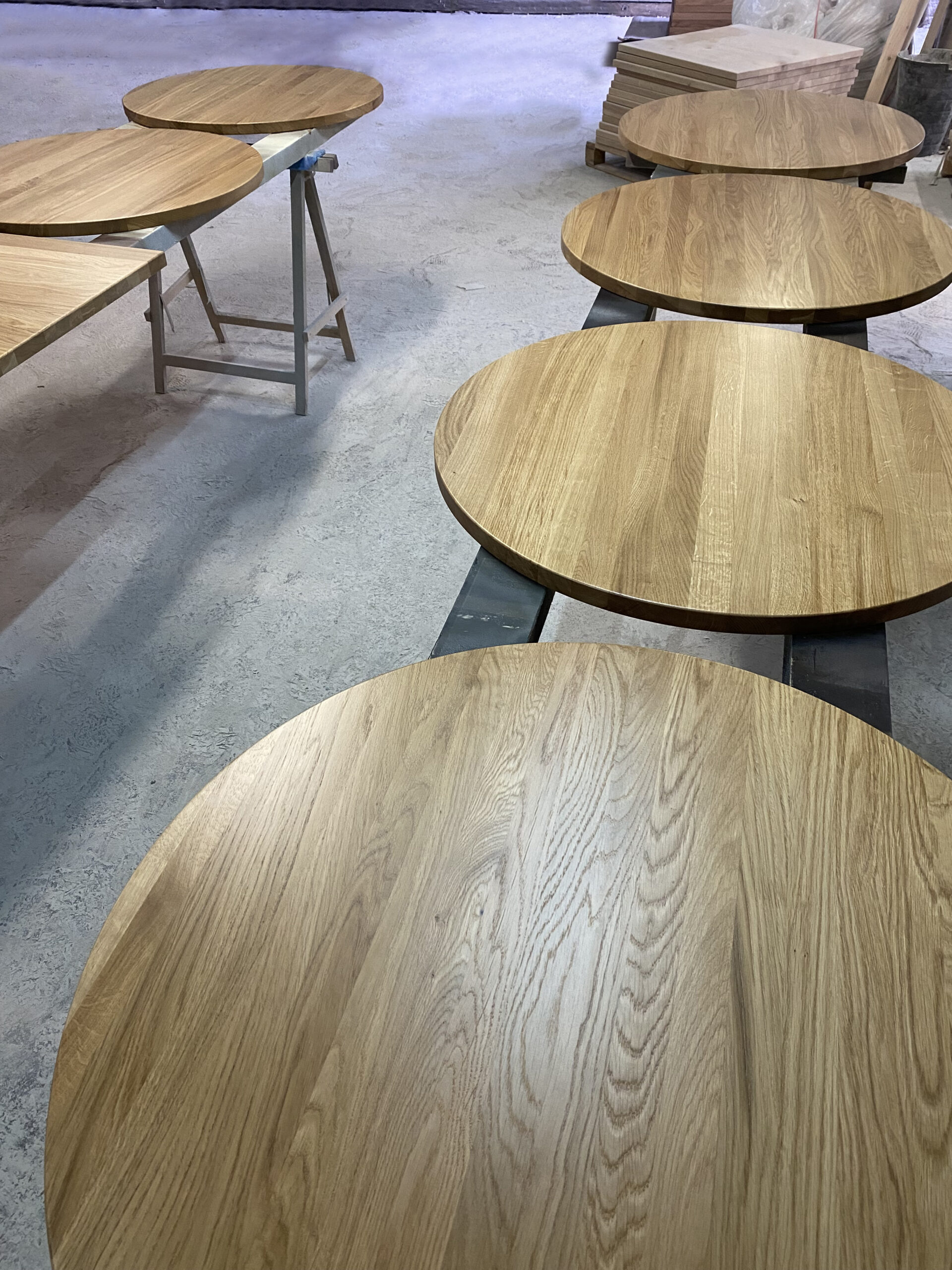 Blat do restauracji okrągły – naturalne drewno.