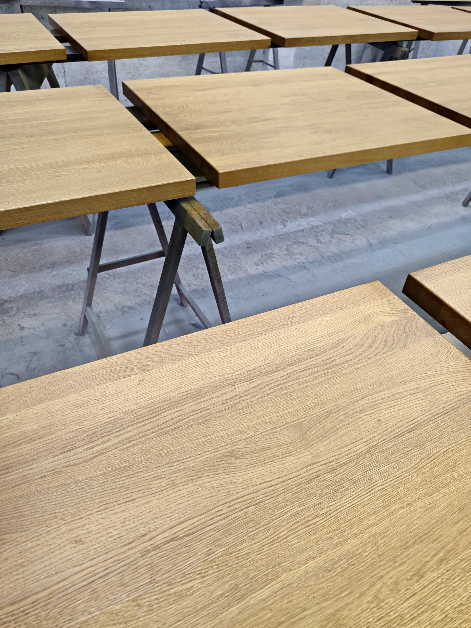 Prostokątny blat do restauracji – naturalne drewno.