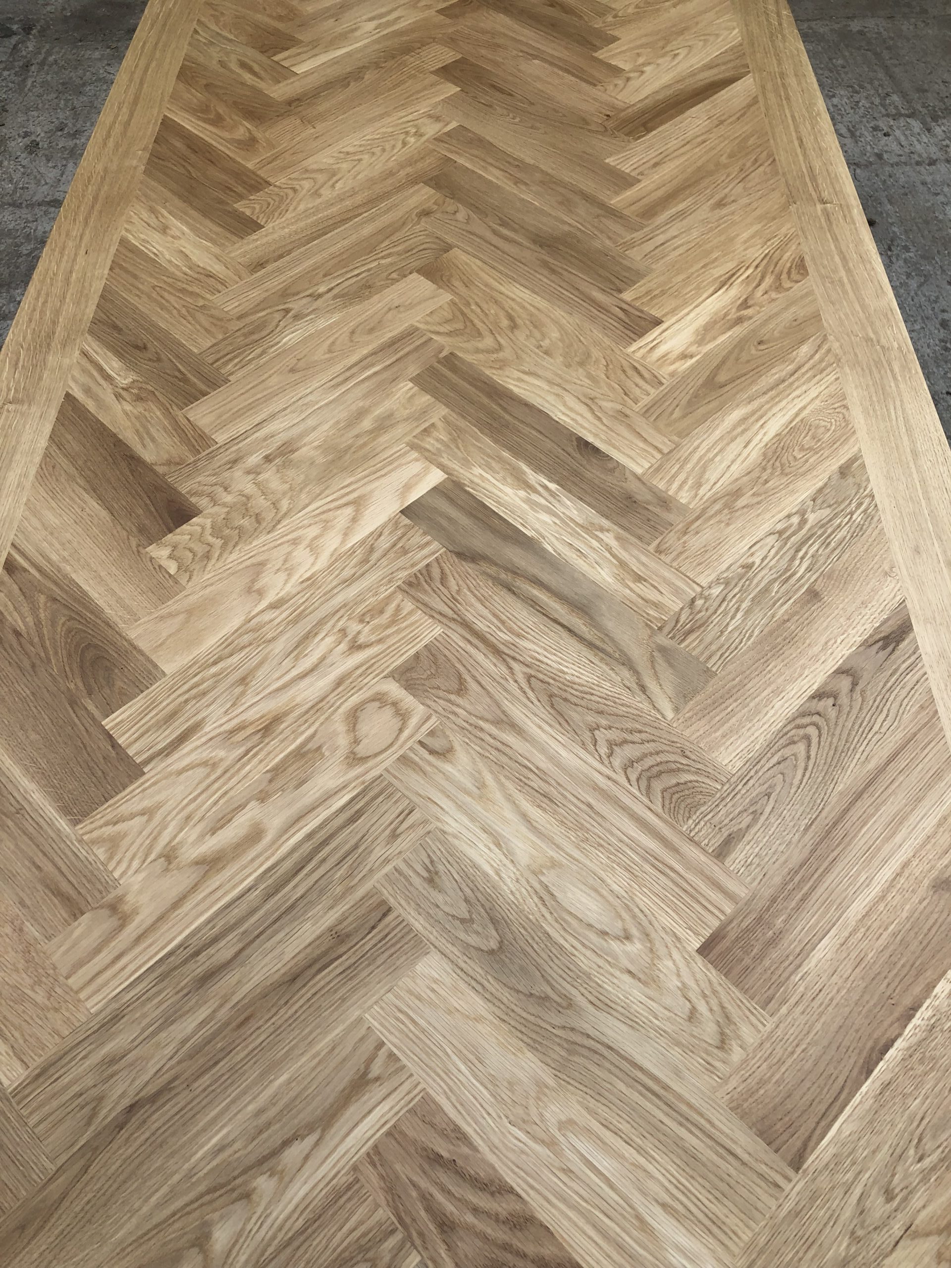 Blat drewniany do jadalni w naturalnym wykończeni