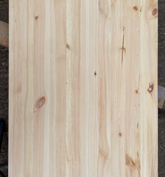 Blat drewniany do stołu w nowoczesnym wnętrzu