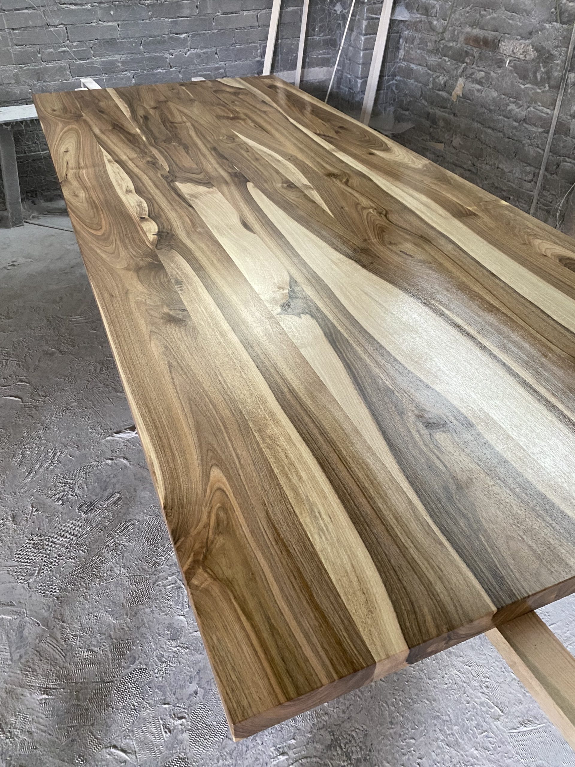 Gruby blat drewniany, masywny i solidny