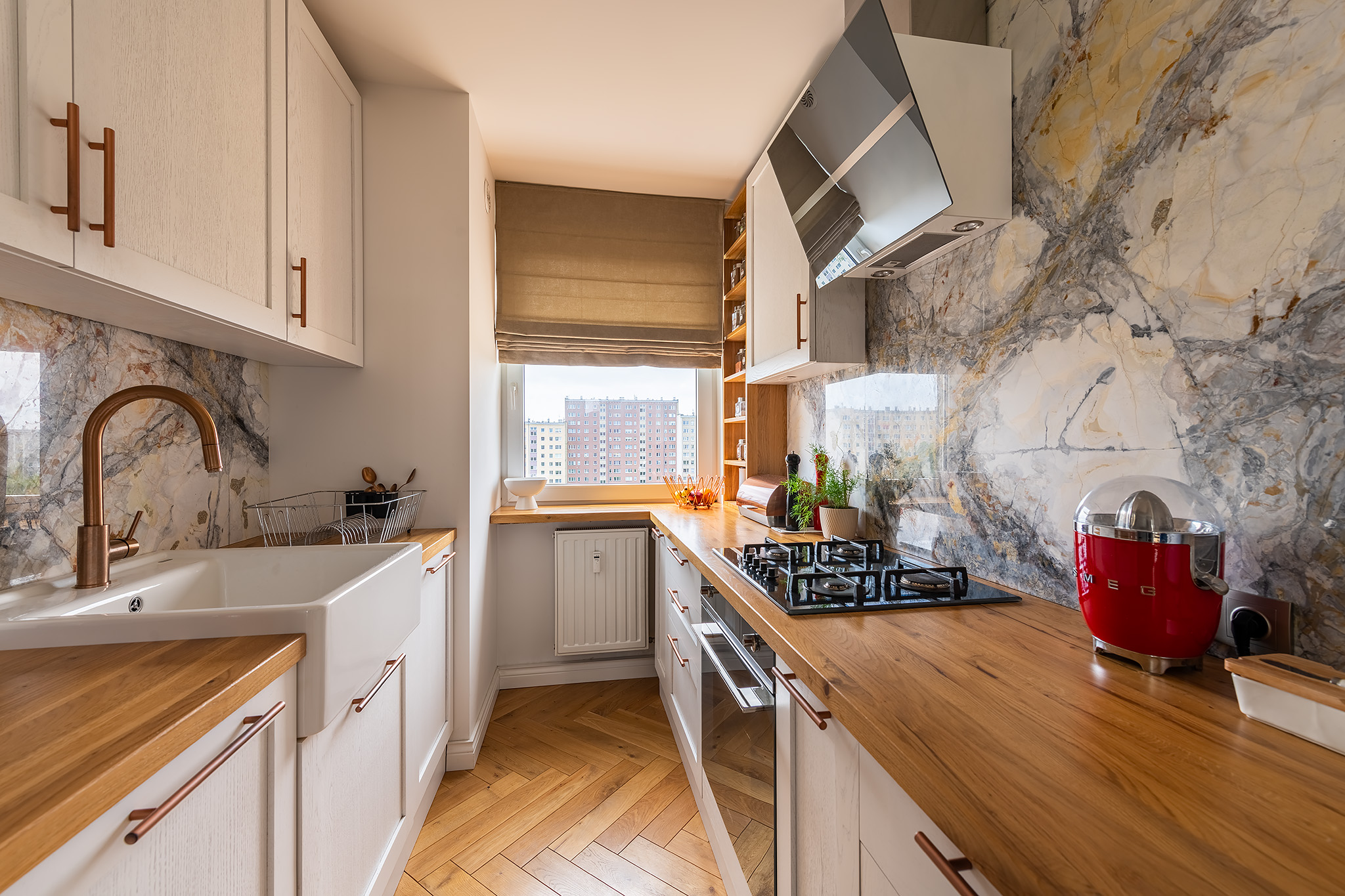 Lakierowany blat kuchenny dębowy – elegancki i praktyczny