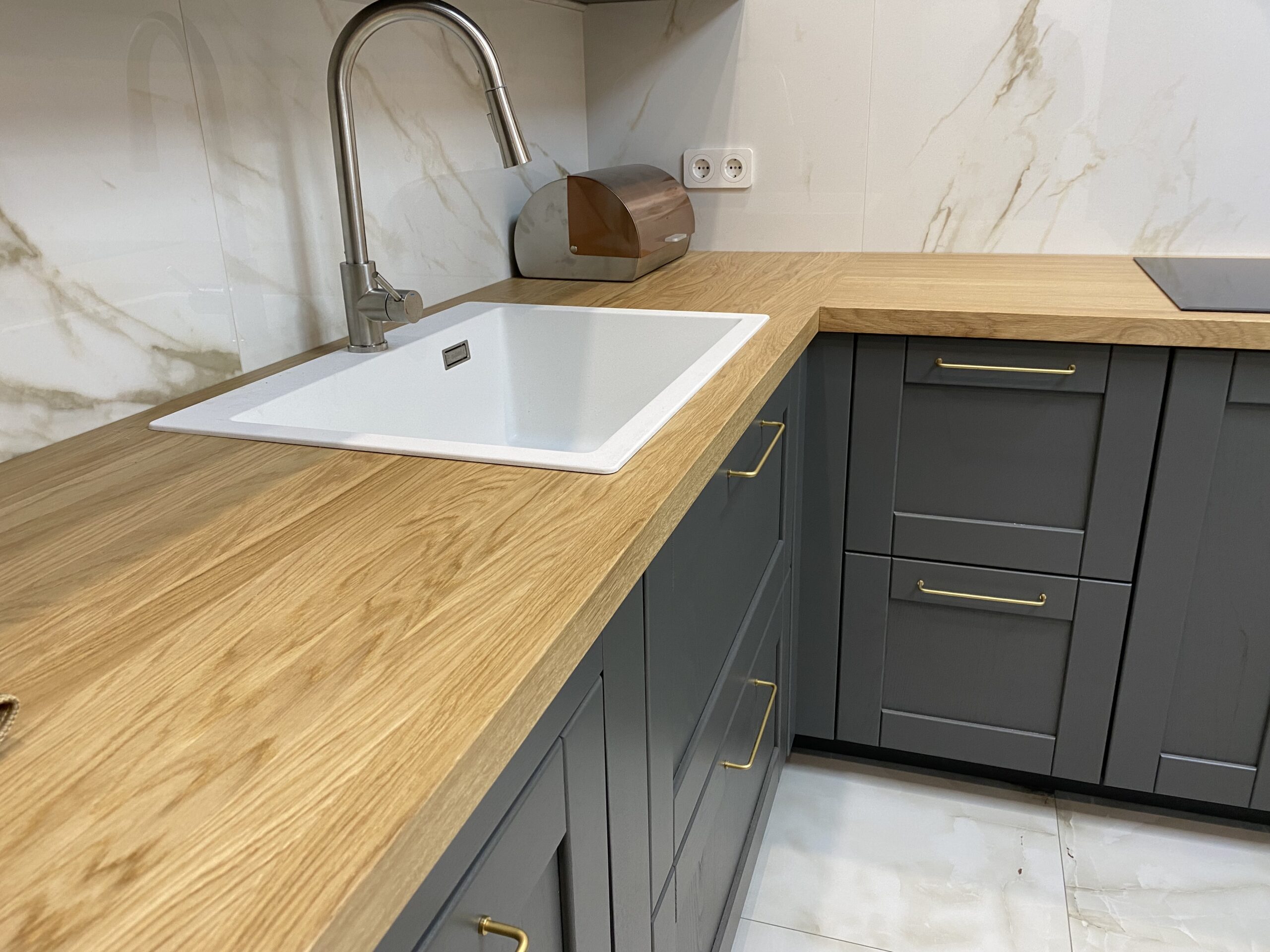 Olejowany blat kuchenny drewniany – naturalne zabezpieczenie drewna