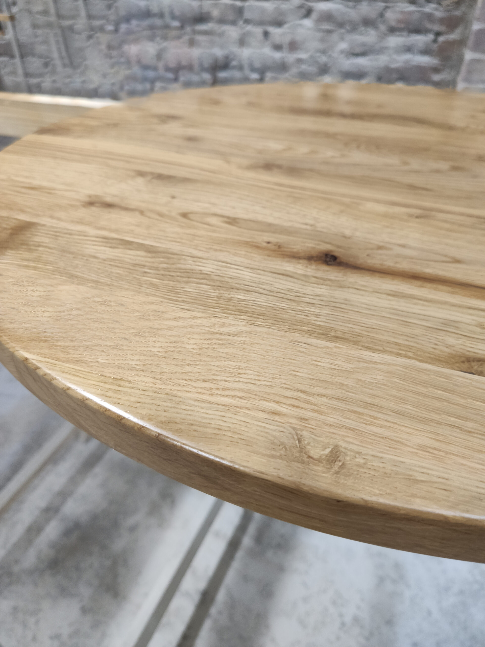 Drewniany blat okrągły – uniwersalne zastosowanie.