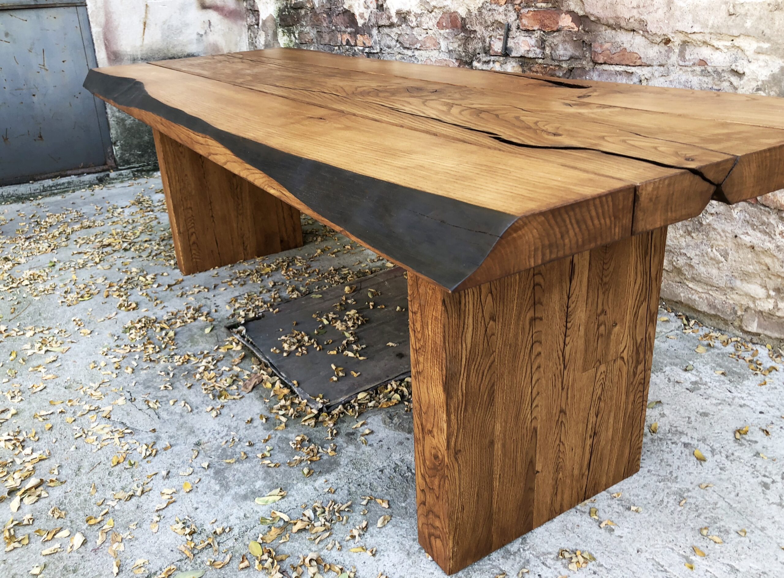 Blat drewniany postarzany – rustykalny charakter.