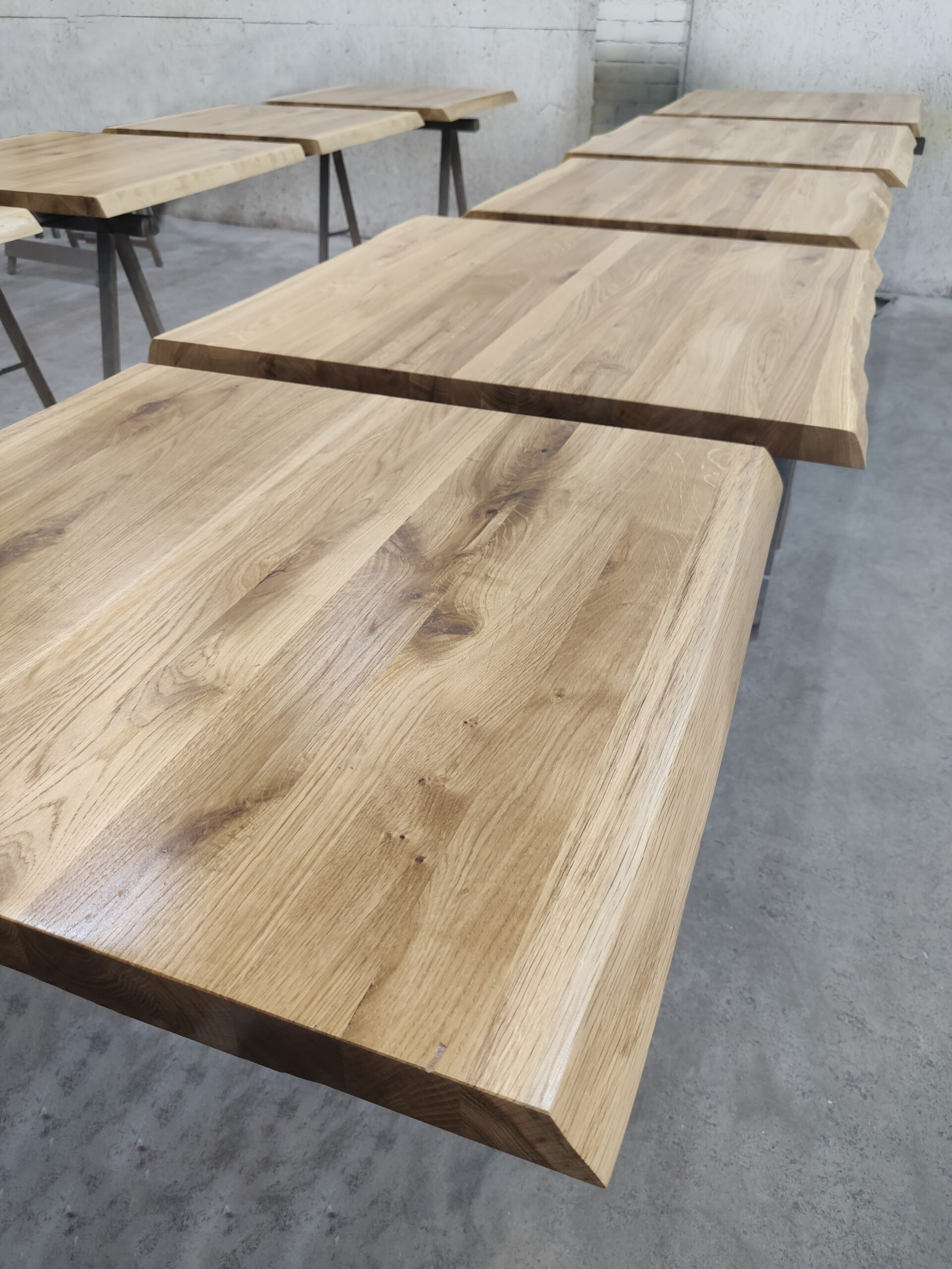 Blat restauracyjny z naturalną krawędzią – live edge.