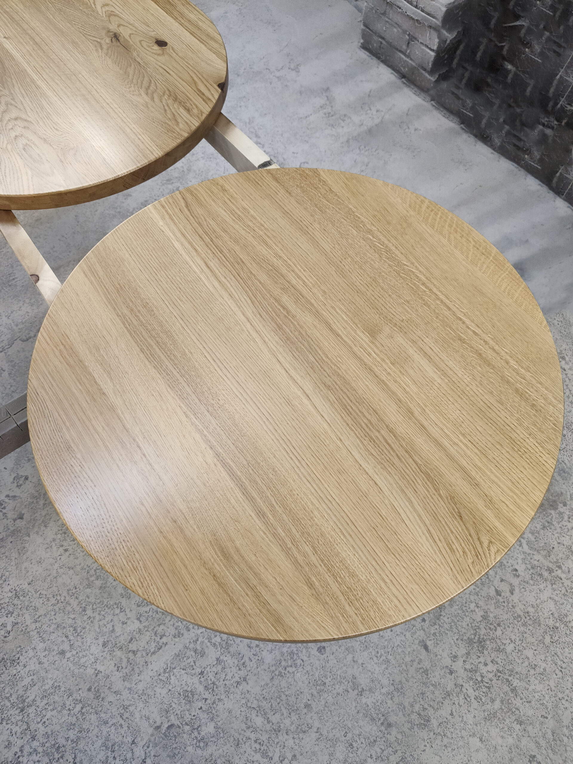 Okrągły blat restauracyjny z litego drewna.