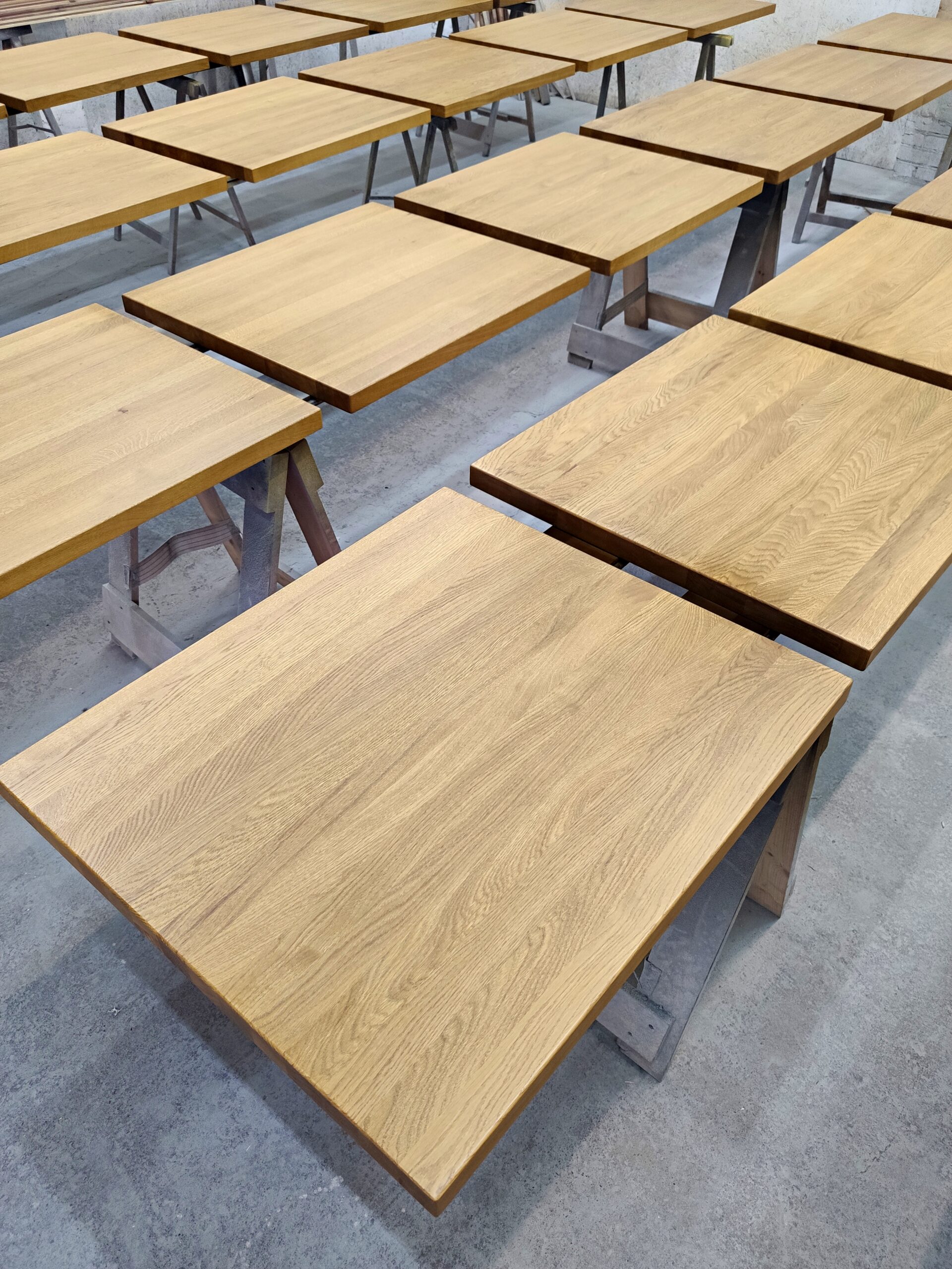 Prostokątny blat restauracyjny z litego drewna.