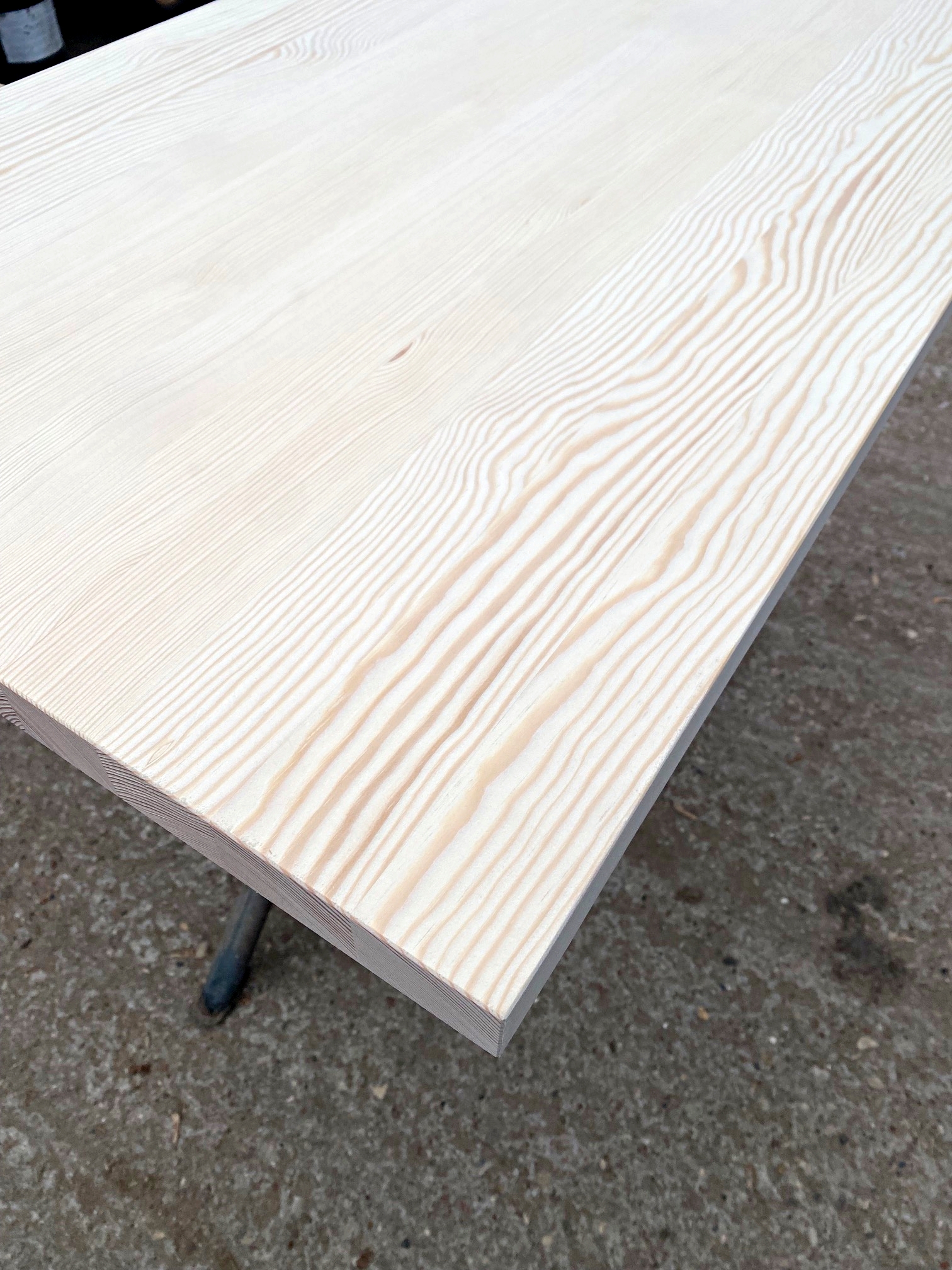 Blat sosnowy bez sęków – gładkie naturalne drewno