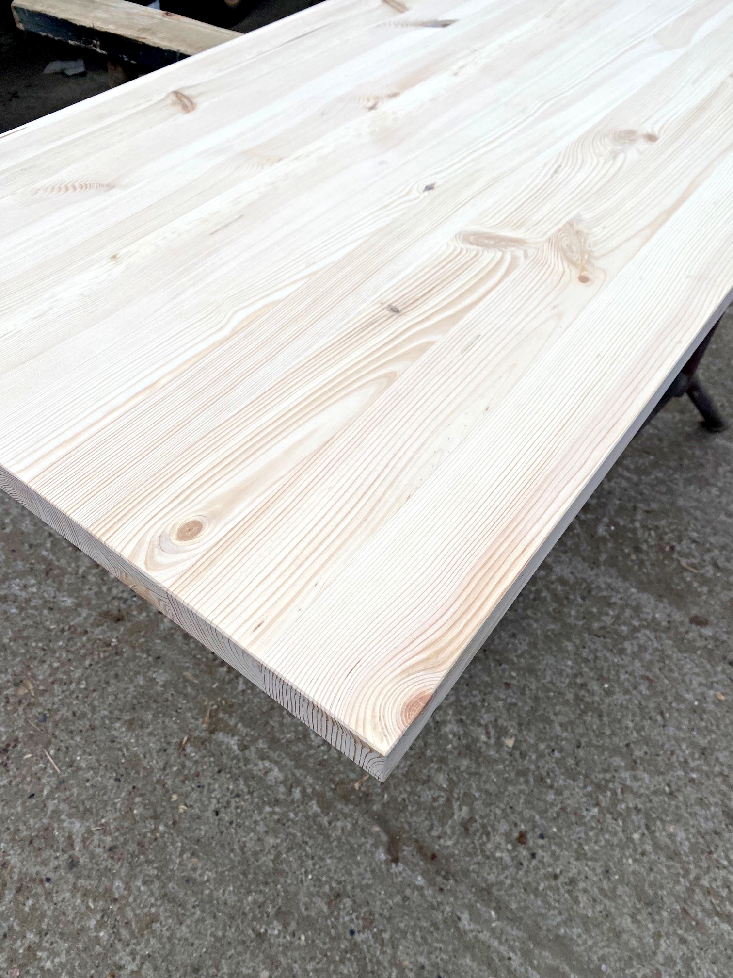 Blat sosnowy z sękami – naturalne drewno o unikalnym charakterze.