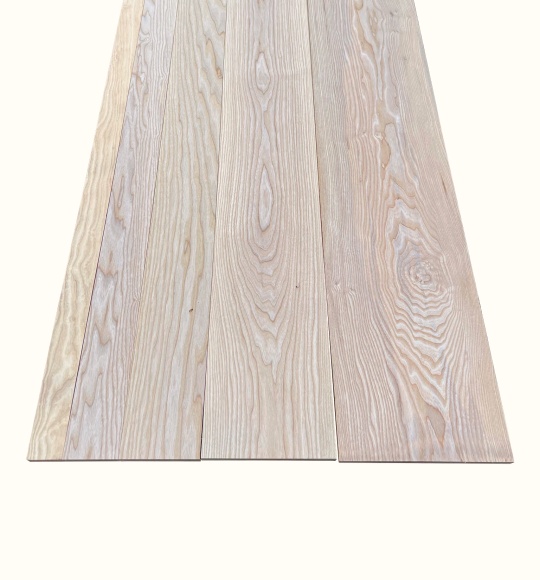 Deska jesionowa heblowana – gładkie i trwałe drewno.