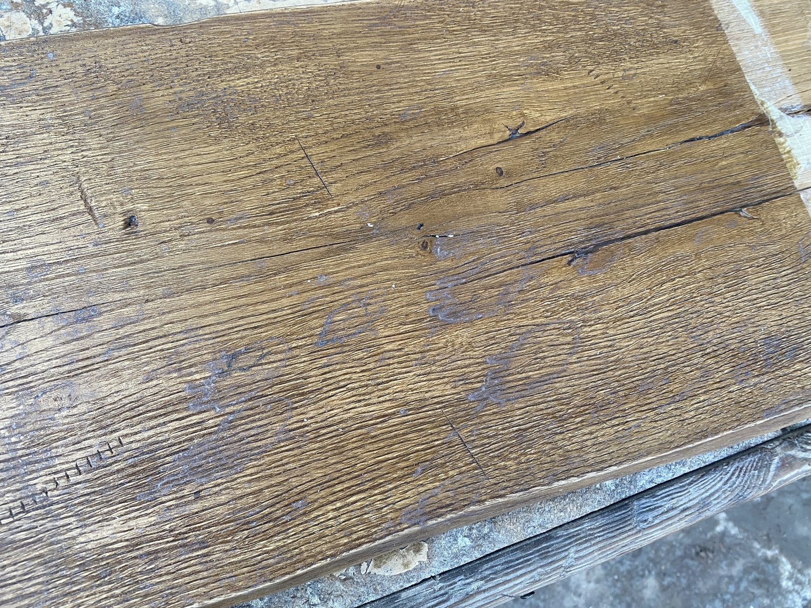 Deski postarzane – unikalne usłojenie i faktura.