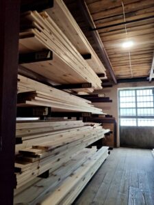 Deski sosnowe heblowane – gładka powierzchnia.