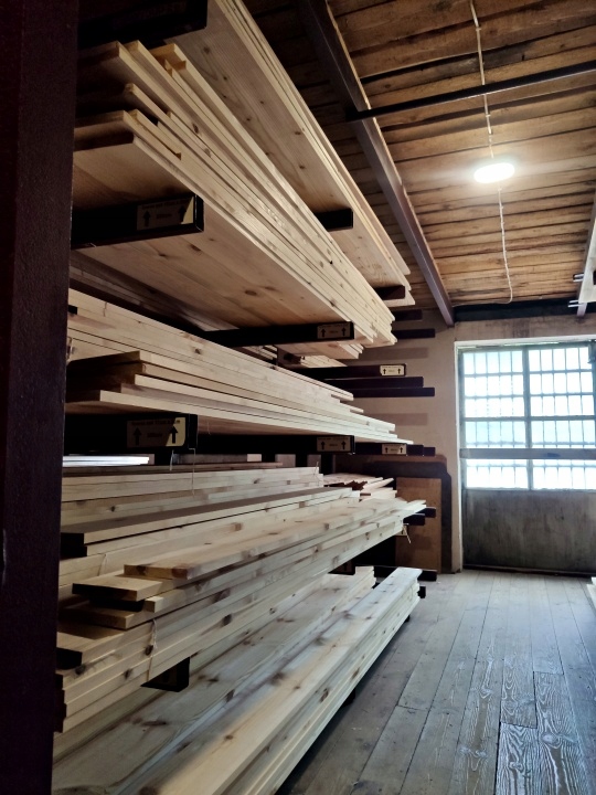 Deski sosnowe heblowane – gładka powierzchnia.