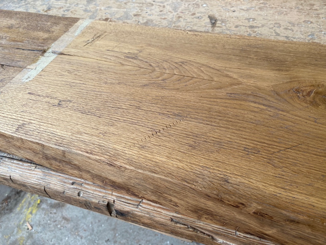 Deski szczotkowane – naturalny wygląd drewna.