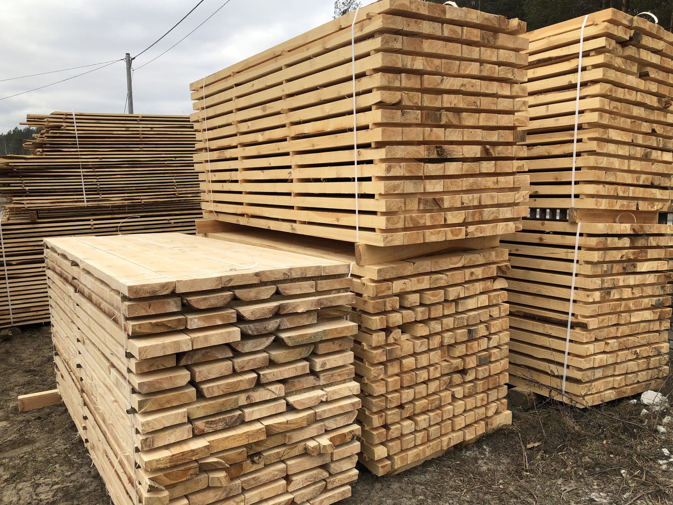 Drewno budowlane na wymiar – strugane i suszone.