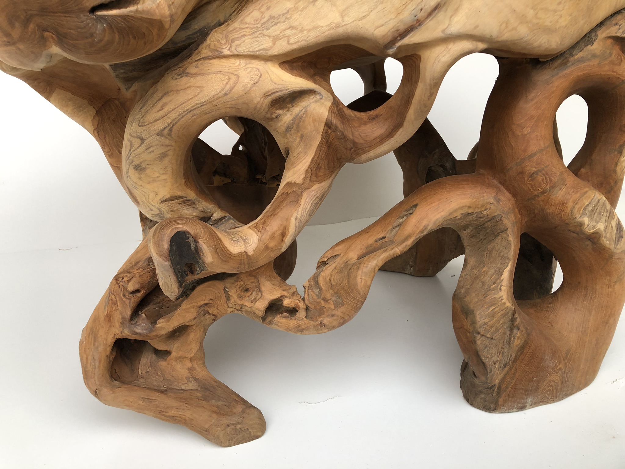 Drewno egzotyczne lakierowane – eleganckie wykończenie.