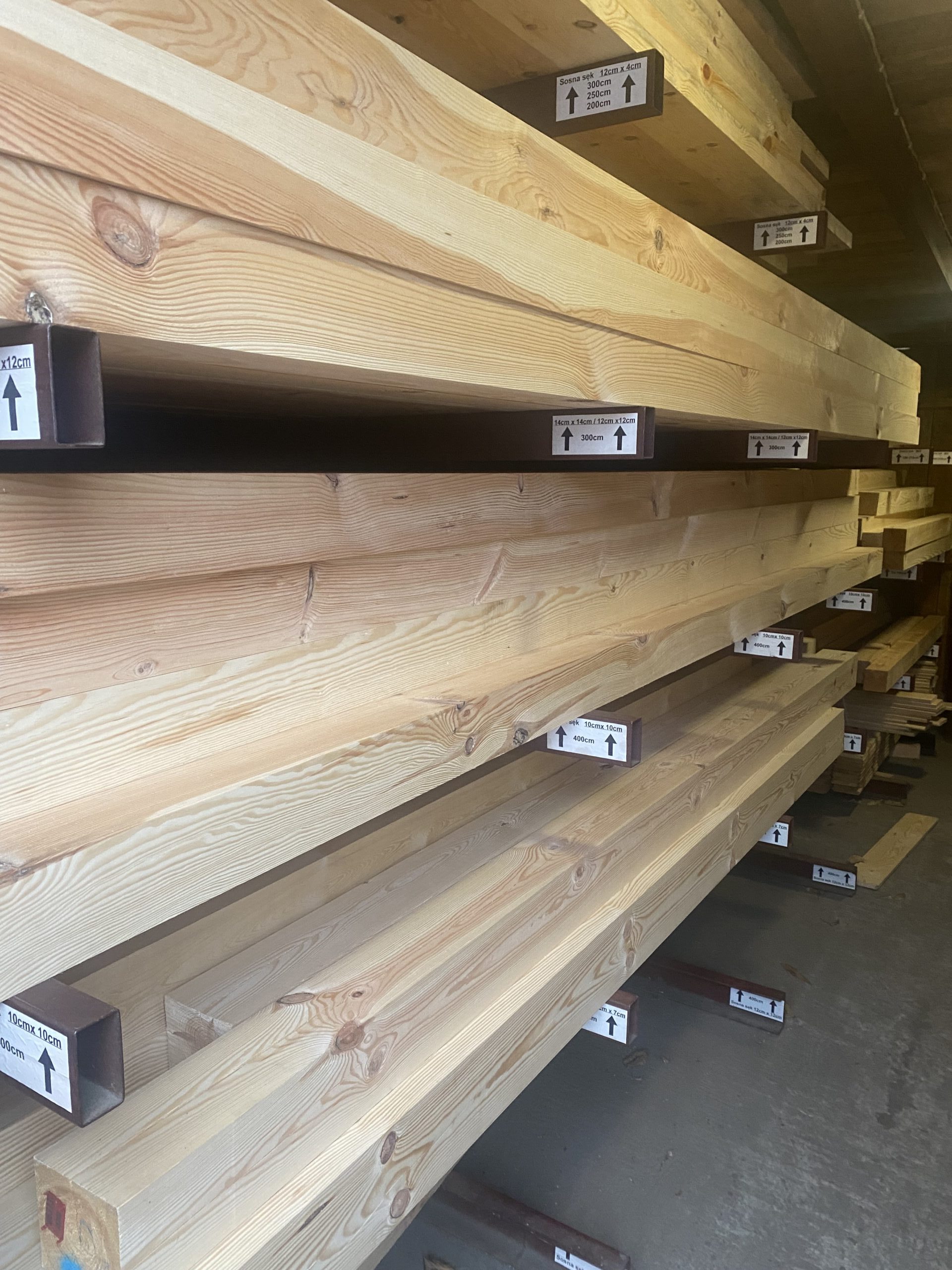 Drewno konstrukcyjne C24 cięte na wymiar, gotowe do montażu.