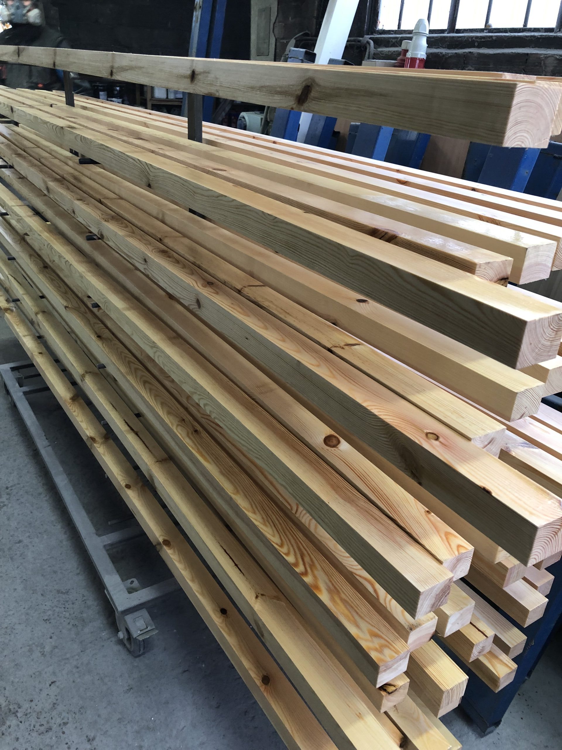 Drewno konstrukcyjne C24 certyfikowane do budownictwa.