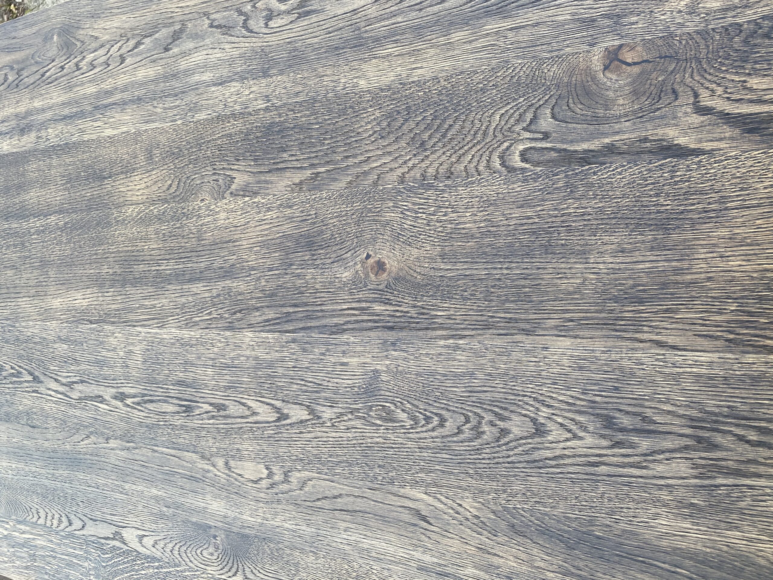 Postarzane drewno bielone – efekt shabby chic.