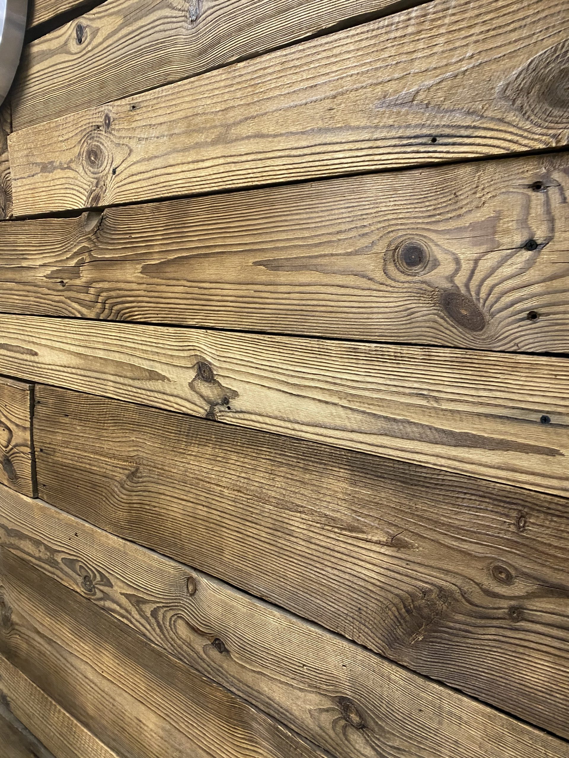 Drewno rozbiórkowe – stare belki i deski.