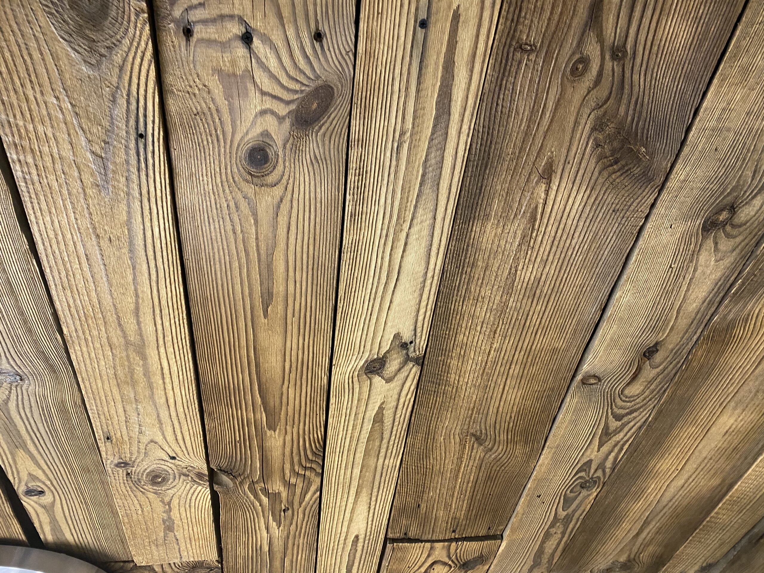 Drewno rozbiórkowe – stare belki i deski.