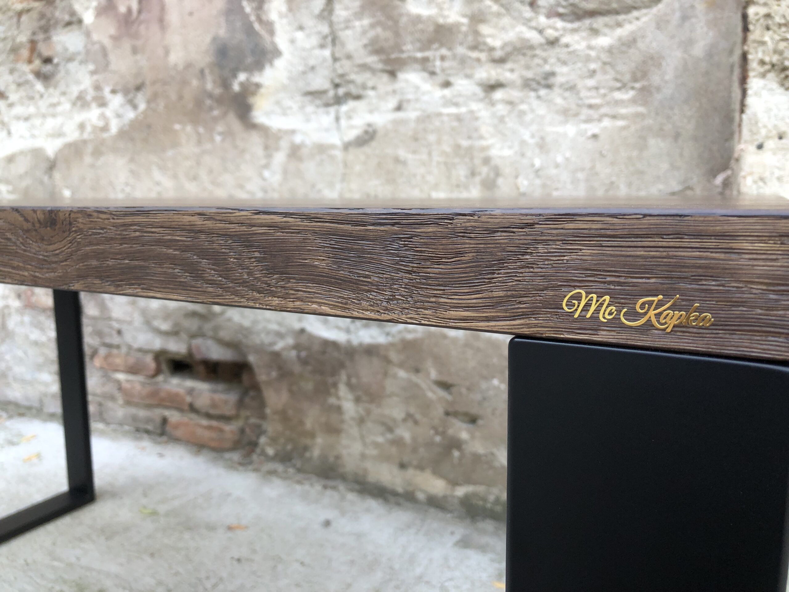 Drewno szczotkowane czarne – nowoczesny kontrast.