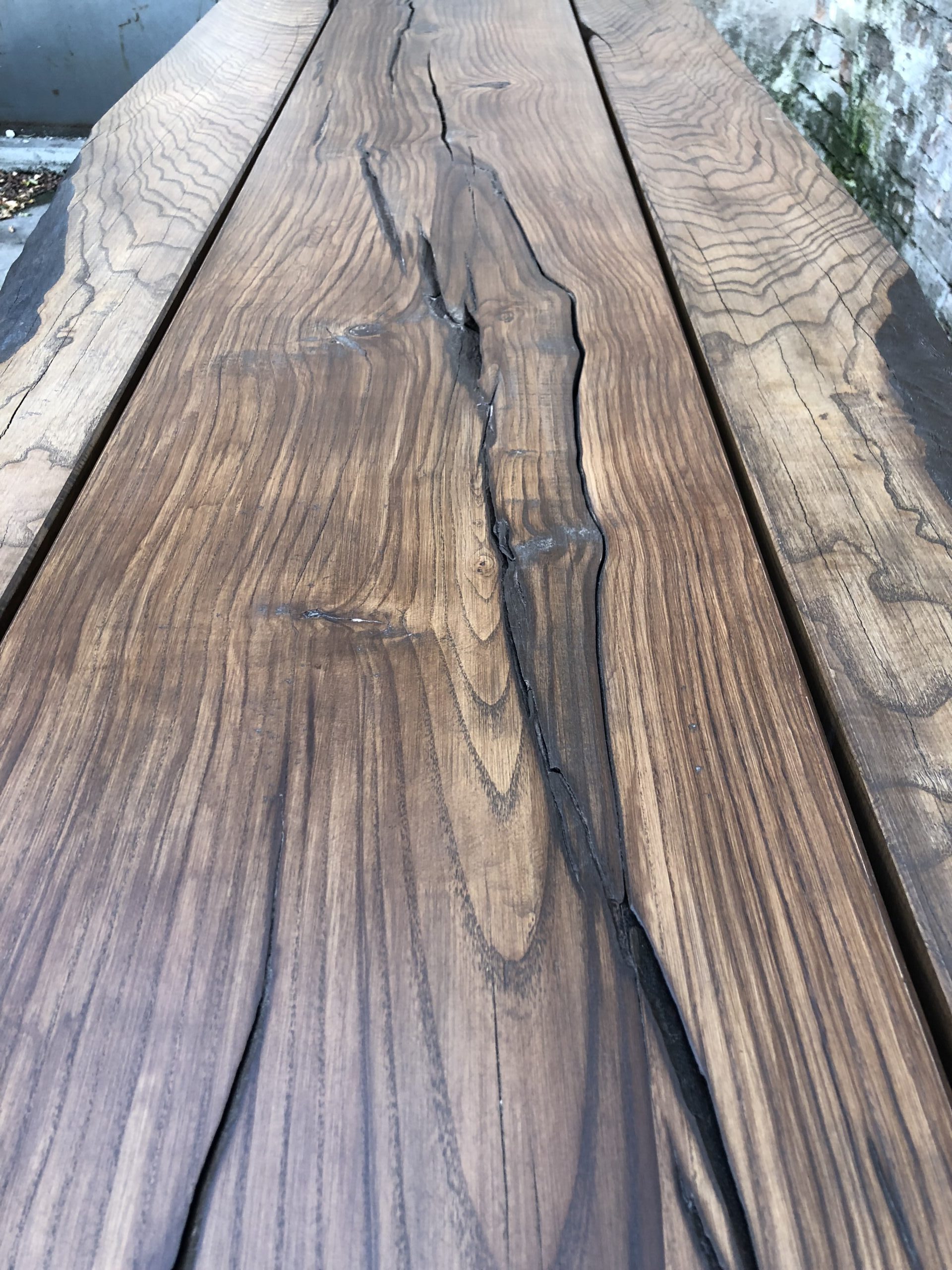 Drewno szczotkowane – efekt podkreślenia słojów.