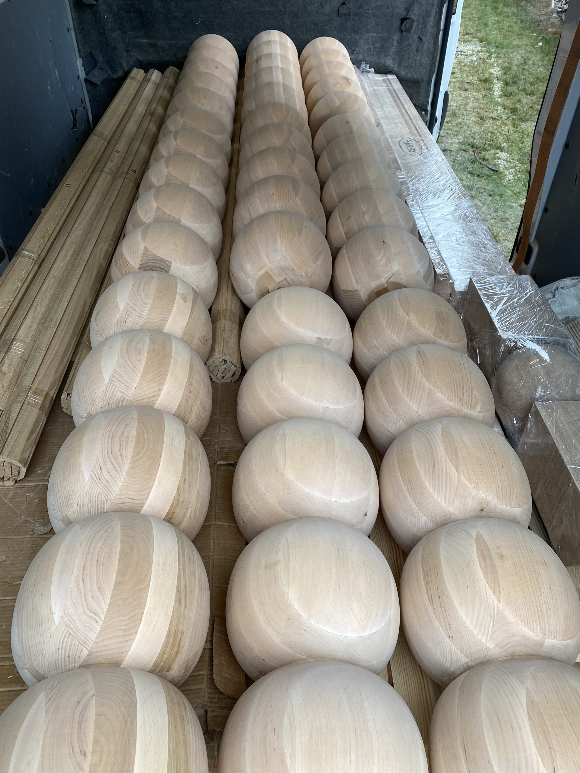 Drewniany element toczony do mebli