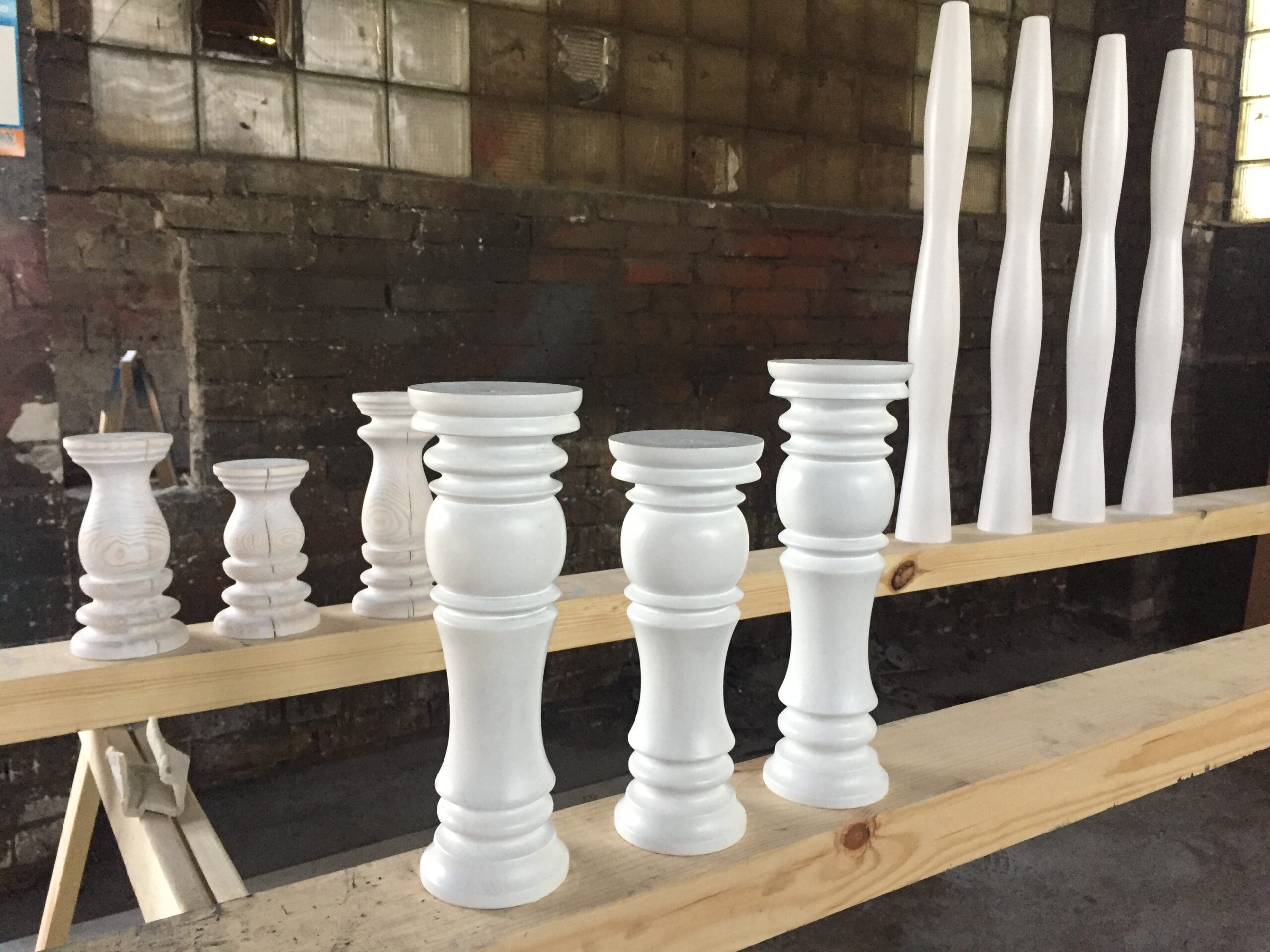 Drewniany element toczony – detal meblowy