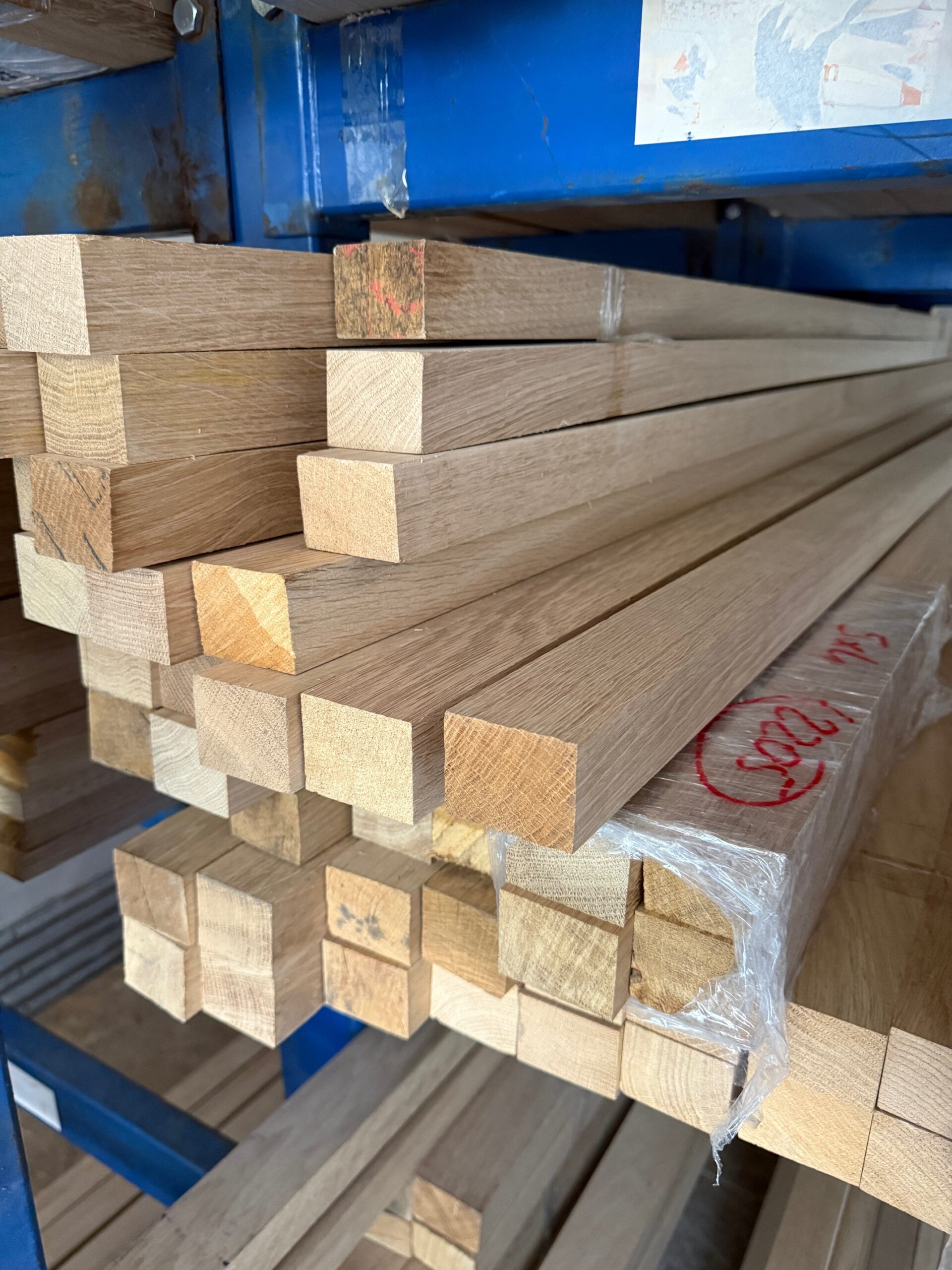 Kantówka dębowa 100x100 mm – gruba i wytrzymała.