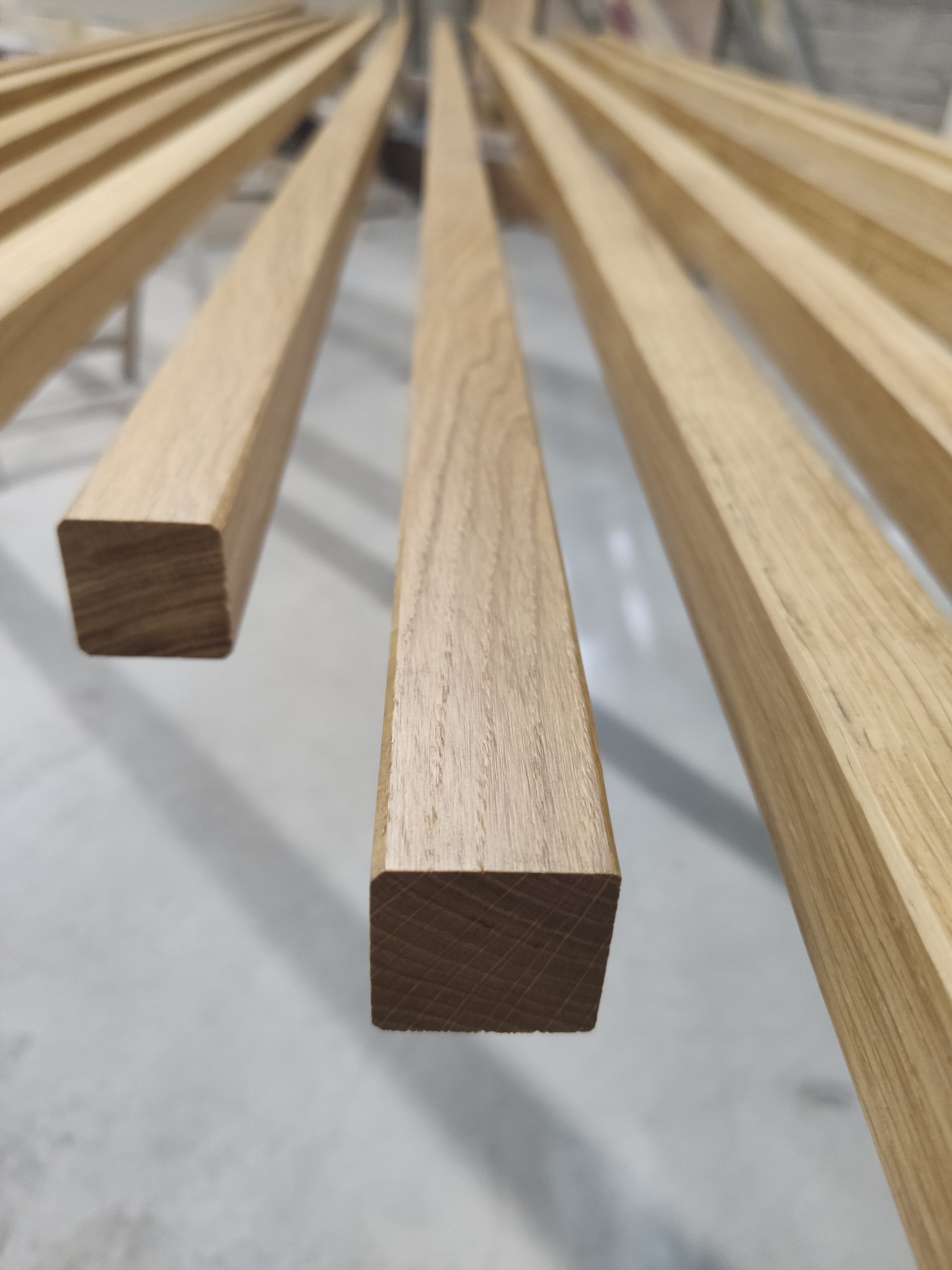 Masywna kantówka dębowa – solidne lite drewno.