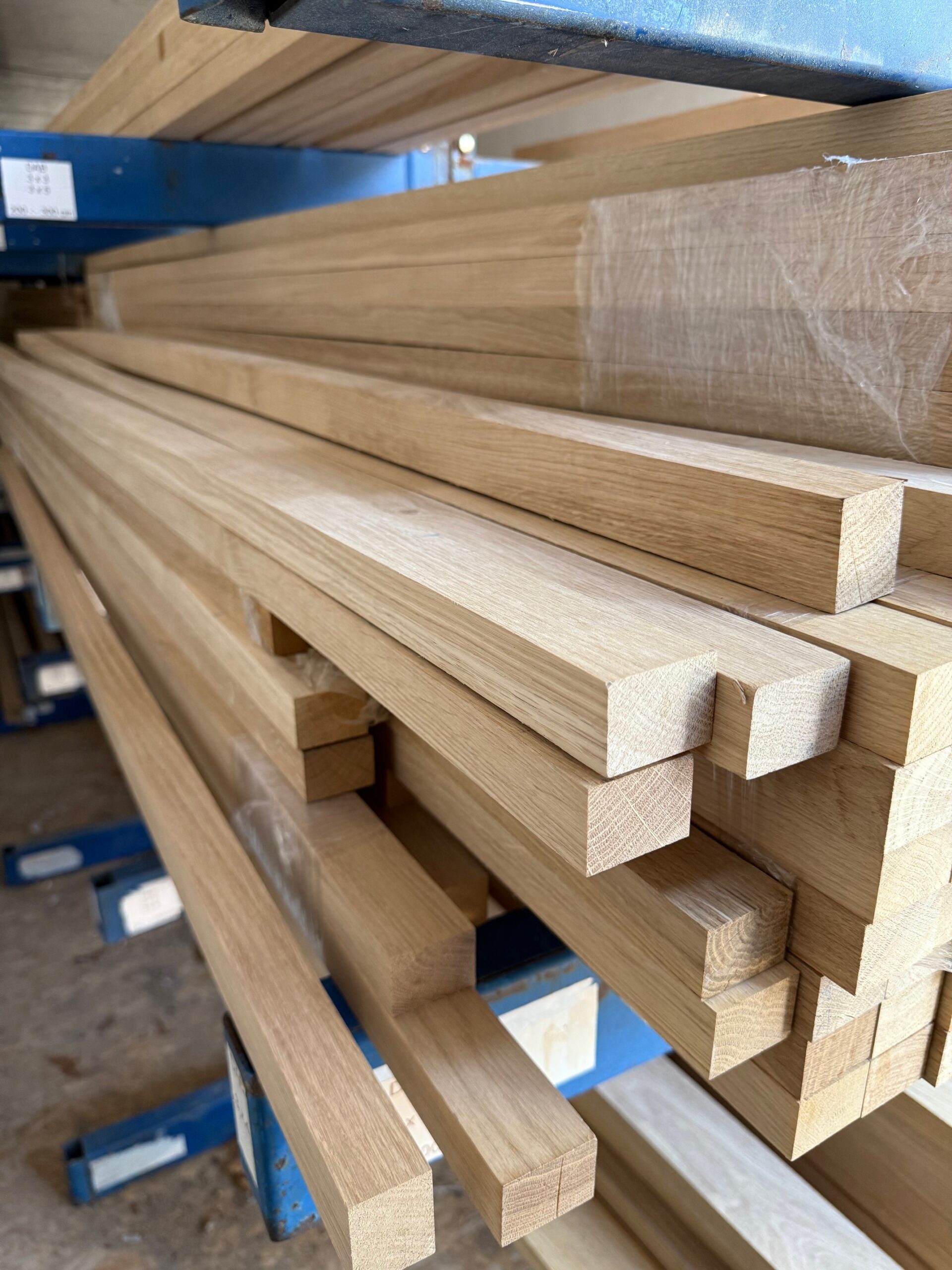 Kantówka dębowa naturalna – lite drewno najwyższej jakości.