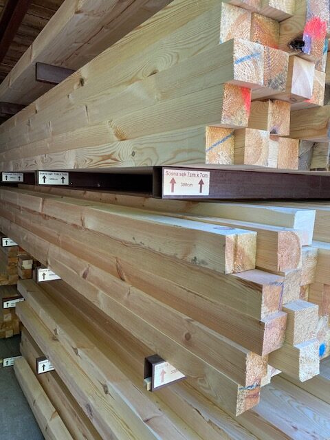 Kantówka sosnowa z litego drewna struganego.