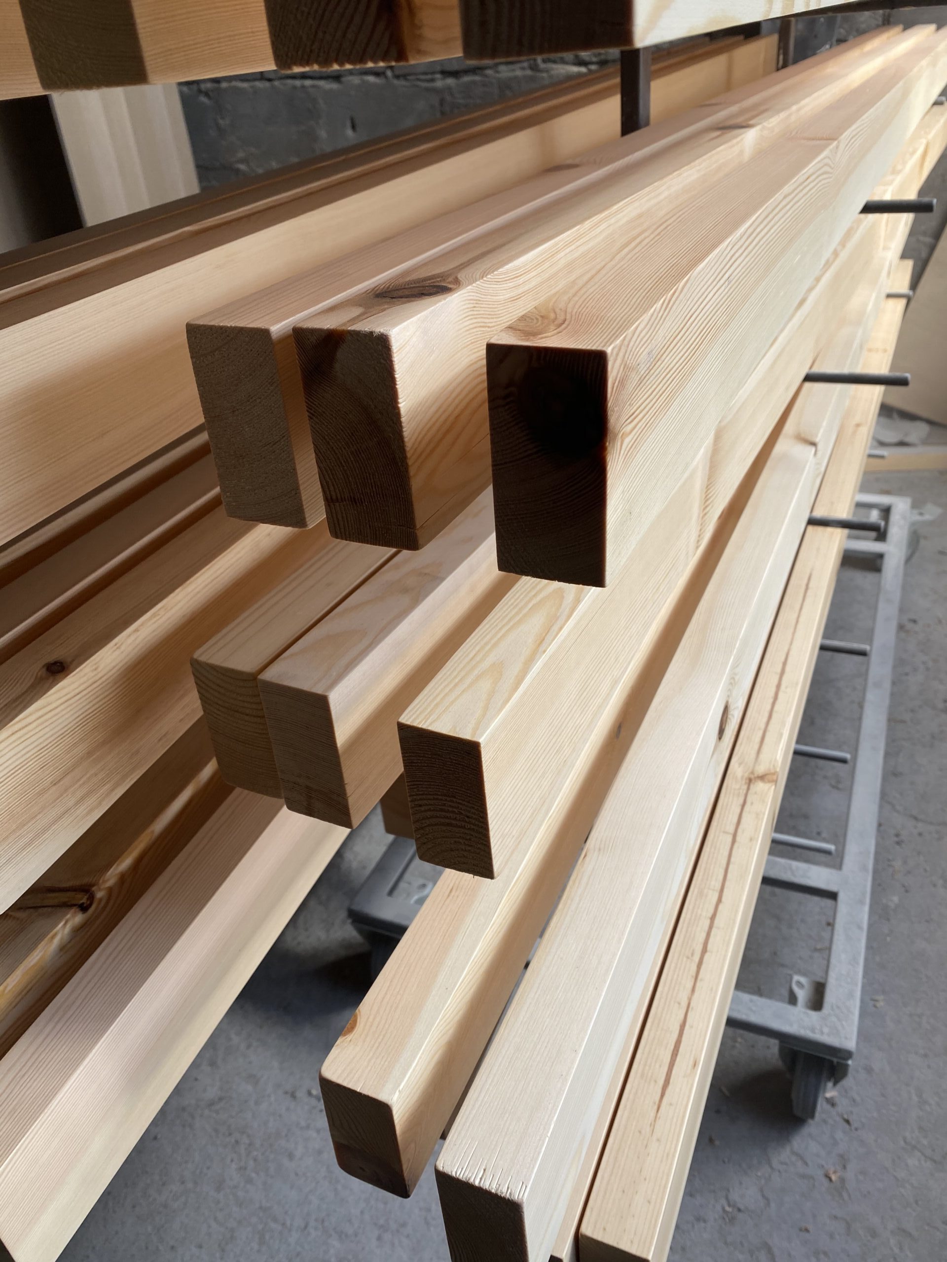 Kantówki sosnowe strugane, suszone komorowo.