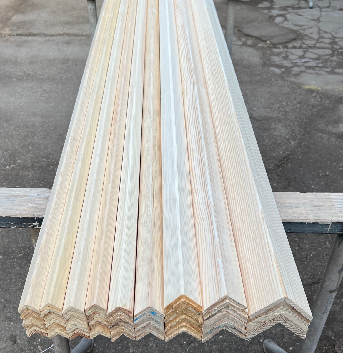 Kątownik sosnowy Warszawa – naturalne drewno