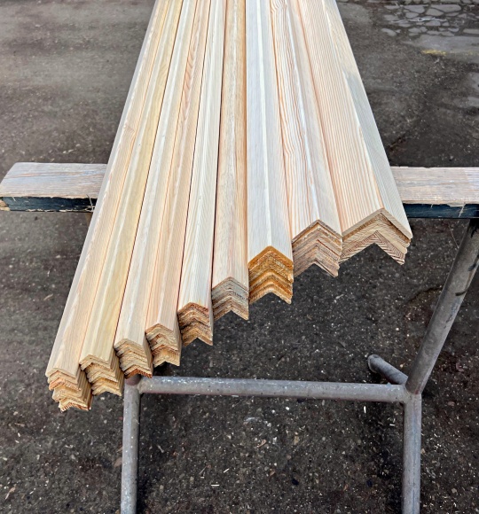 Kątownik sosnowy Warszawa – naturalne drewno