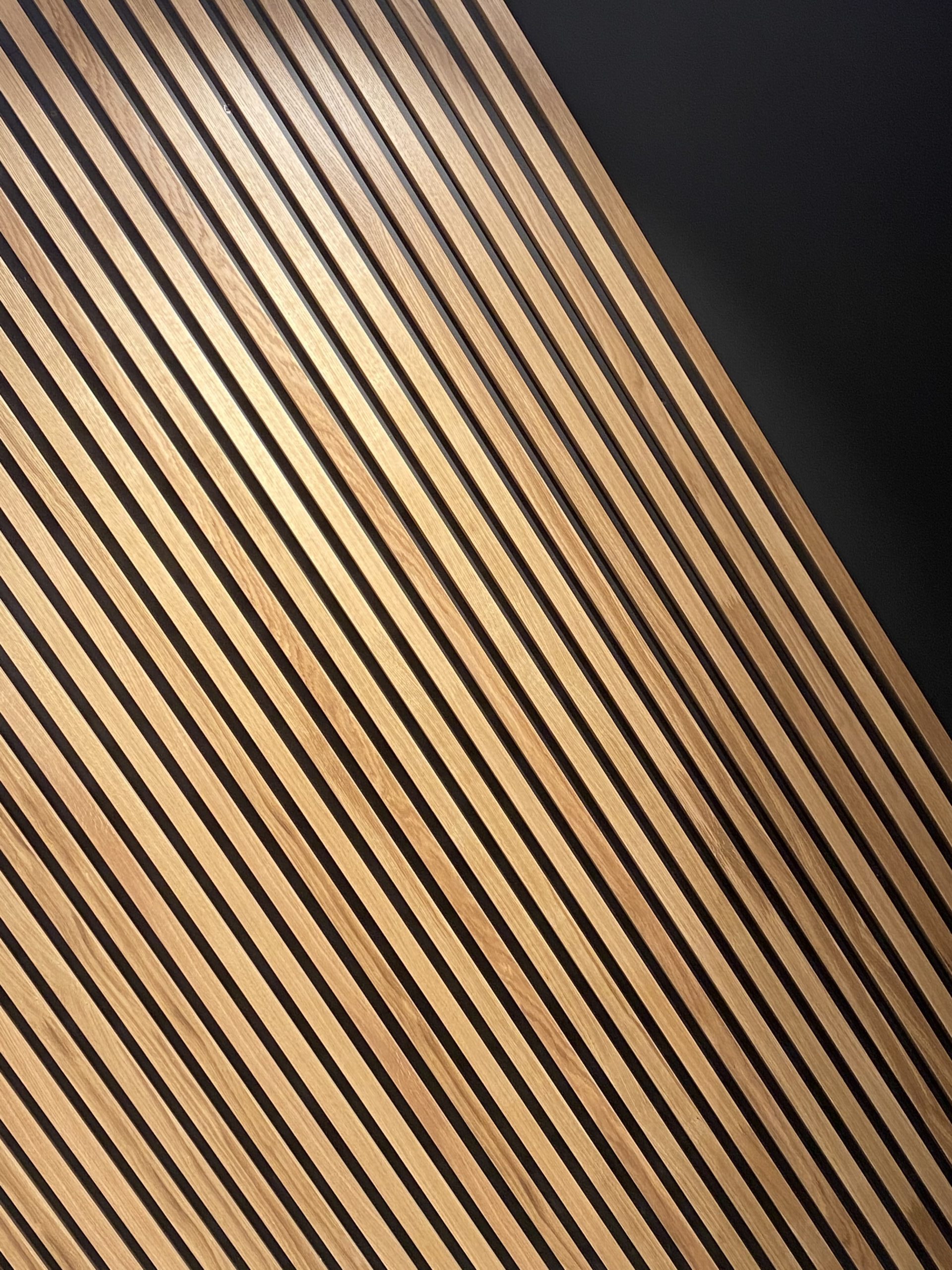 Lamele drewniane do biura – akustyka i styl.