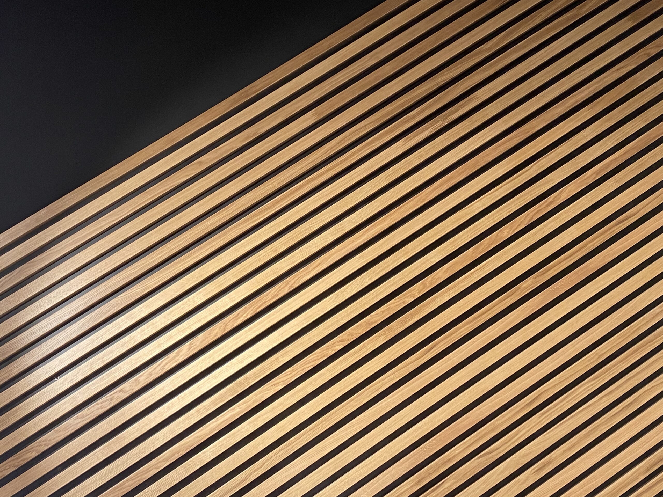 Lamele dębowe na ścianę – trwałe i stylowe.