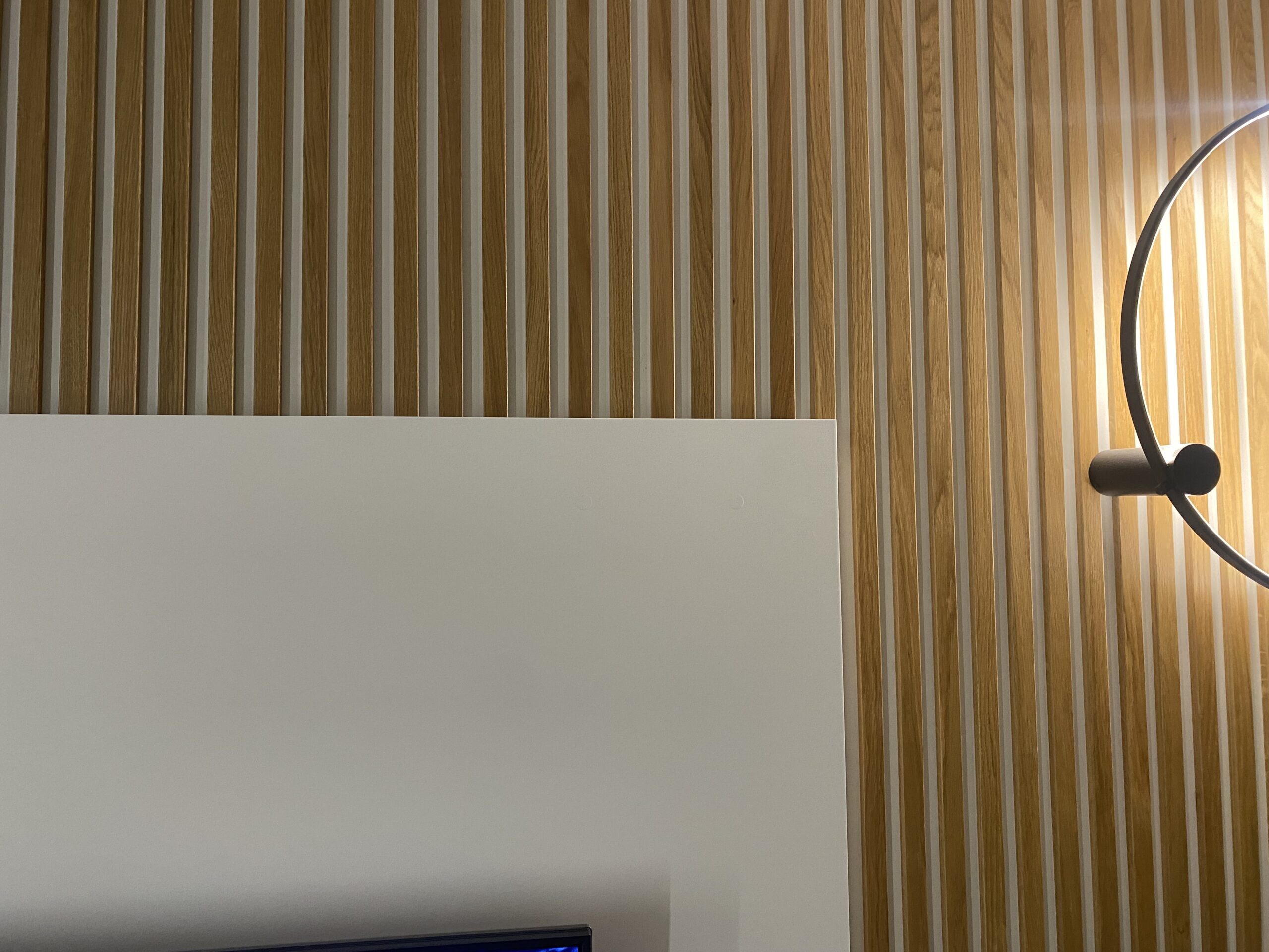 Lamele drewniane do sypialni – ciepły klimat.