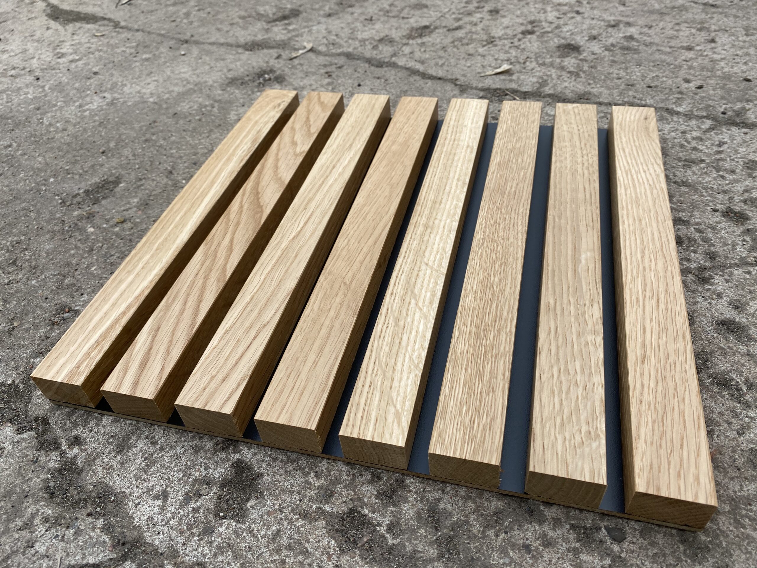 Lamele drewniane lakierowane – eleganckie wykończenie.