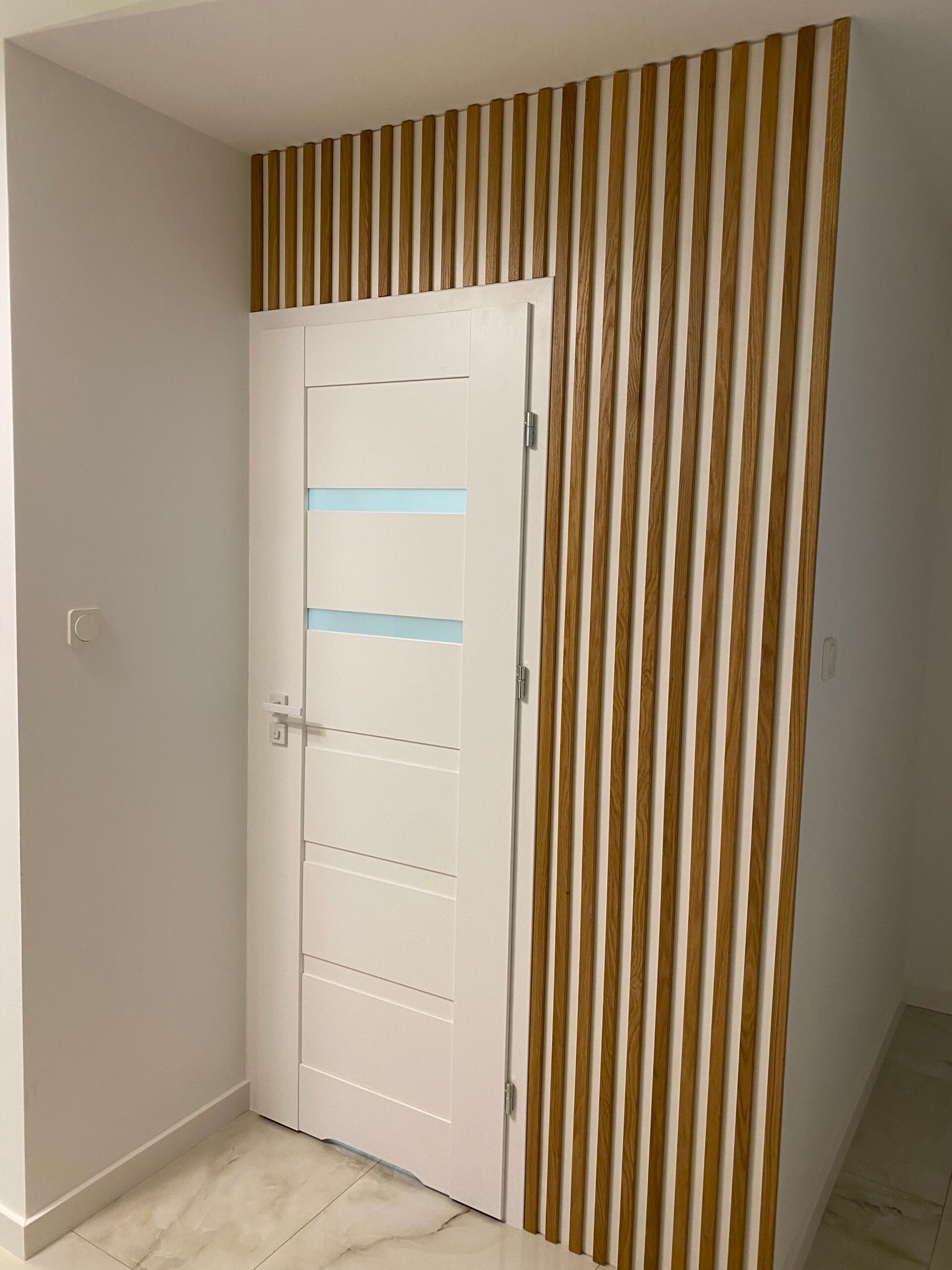 Lamele drewniane na ścianę – nowoczesna dekoracja.