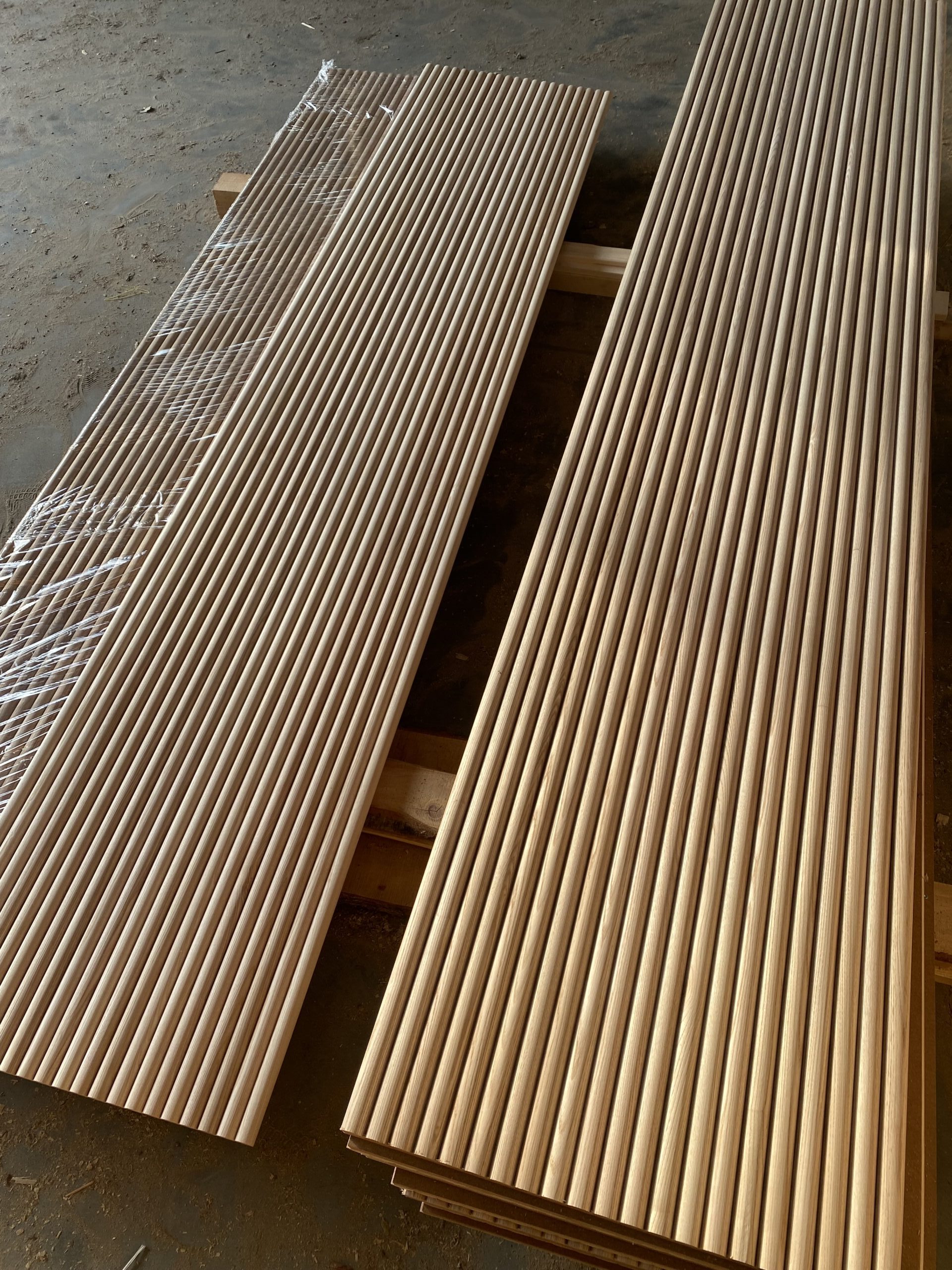 Naturalne lamele drewniane – surowe drewno.