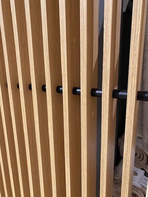 Lamele drewniane pionowe – nowoczesny efekt na ścianie.