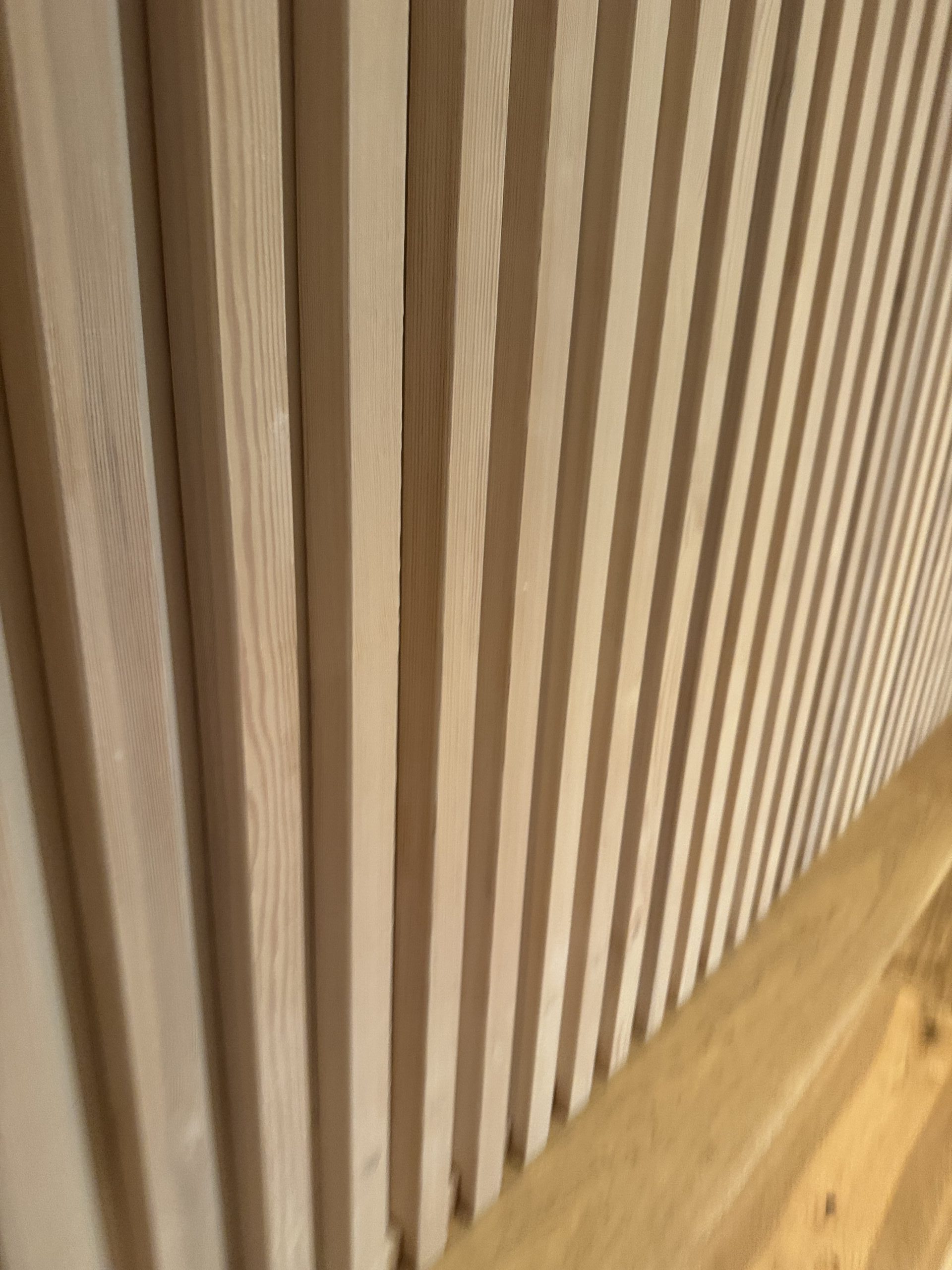 Lamele sosnowe na ścianę – jasne i naturalne drewno.